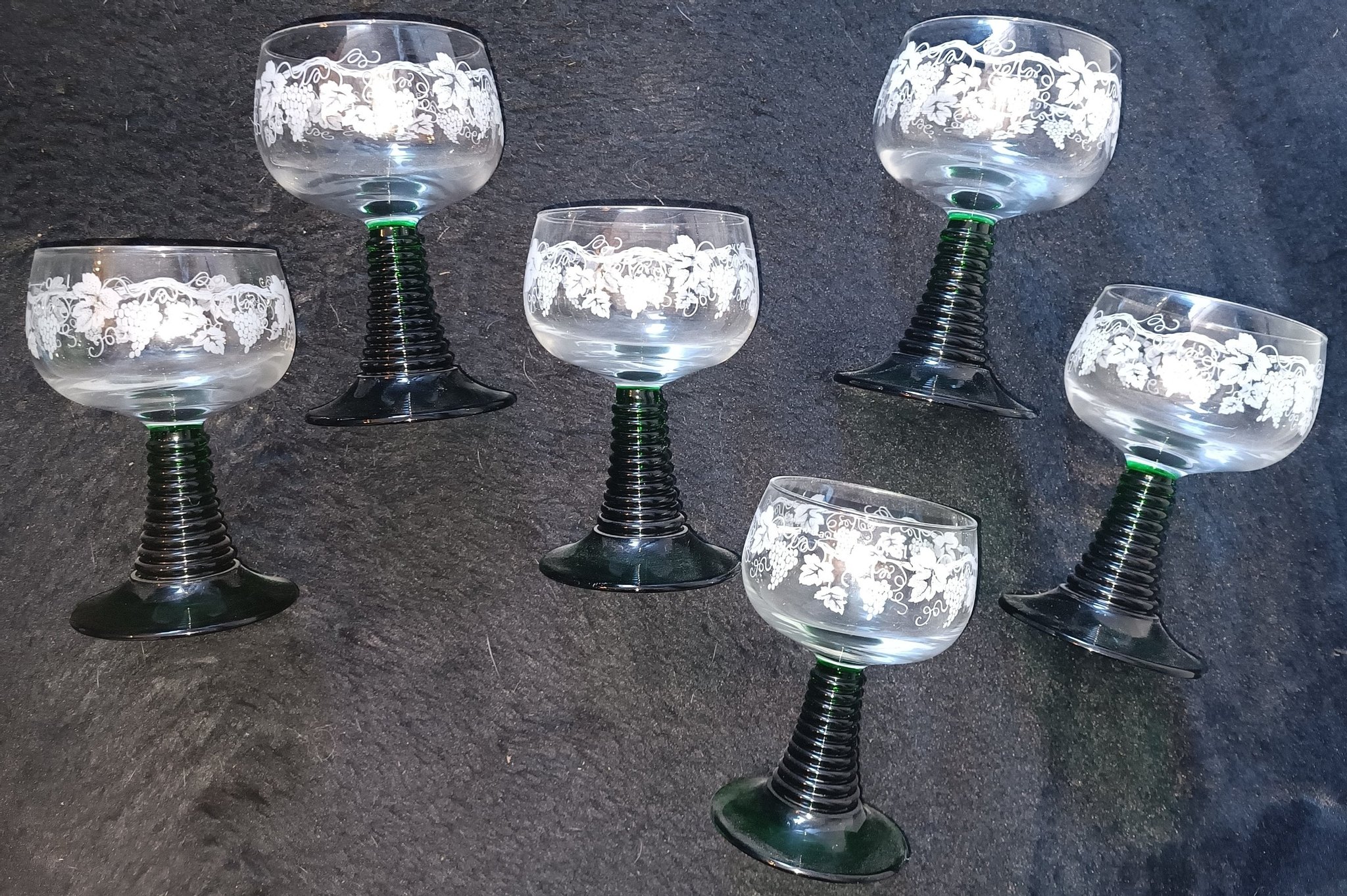 Se produkter som liknar 6st Vinglas med grön fot R.. på Tradera (591035546)