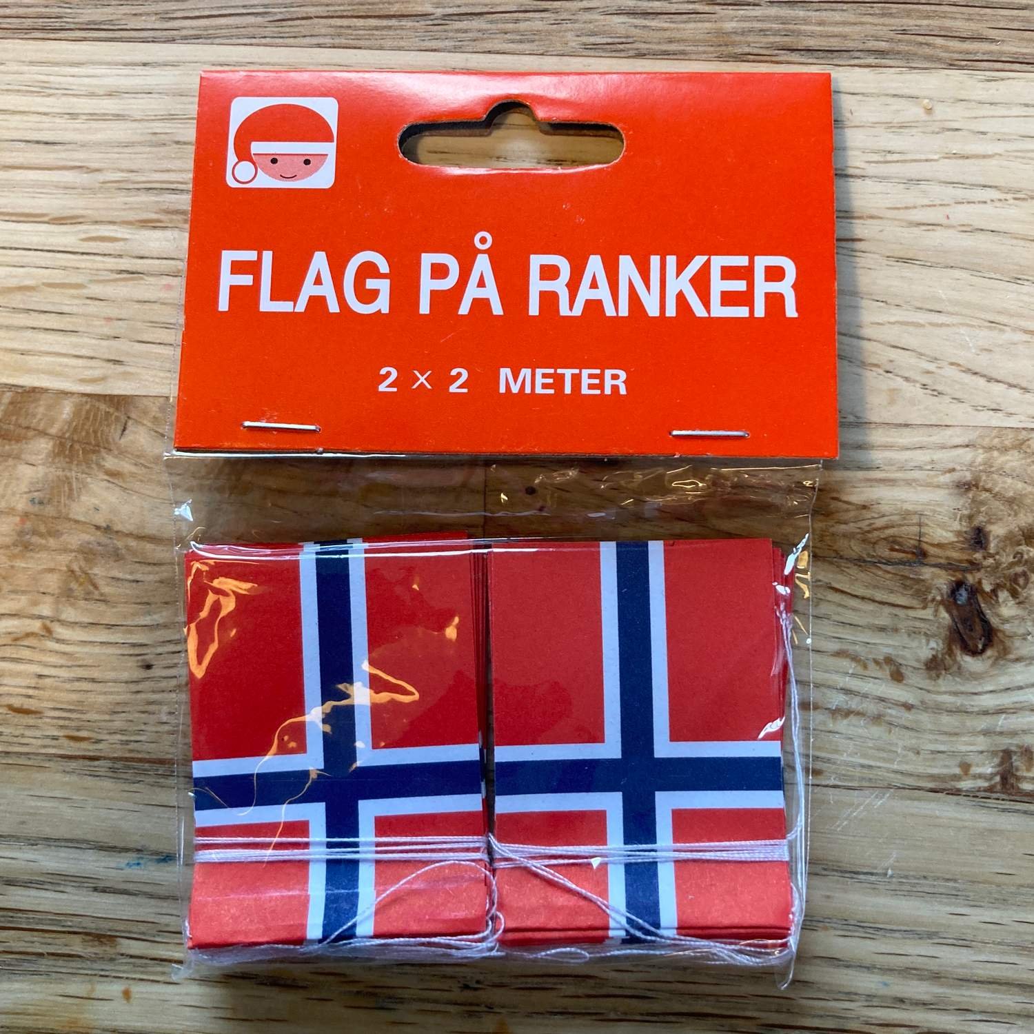 Norska flaggor på snöre girlang.. Köp från tantensmix på Tradera