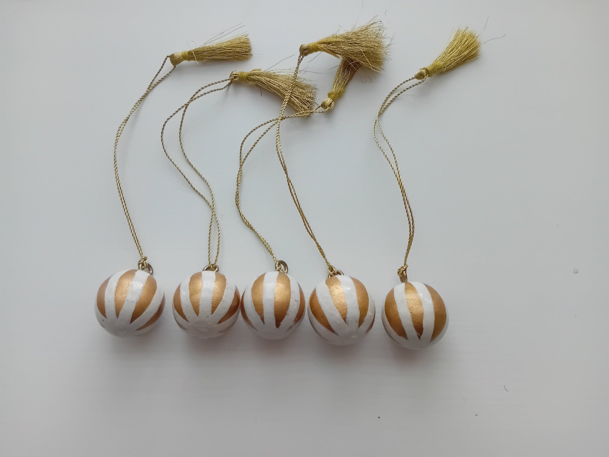 Julgranskulor av trä i vitt och guld. Jul, julg.. Köp på Tradera