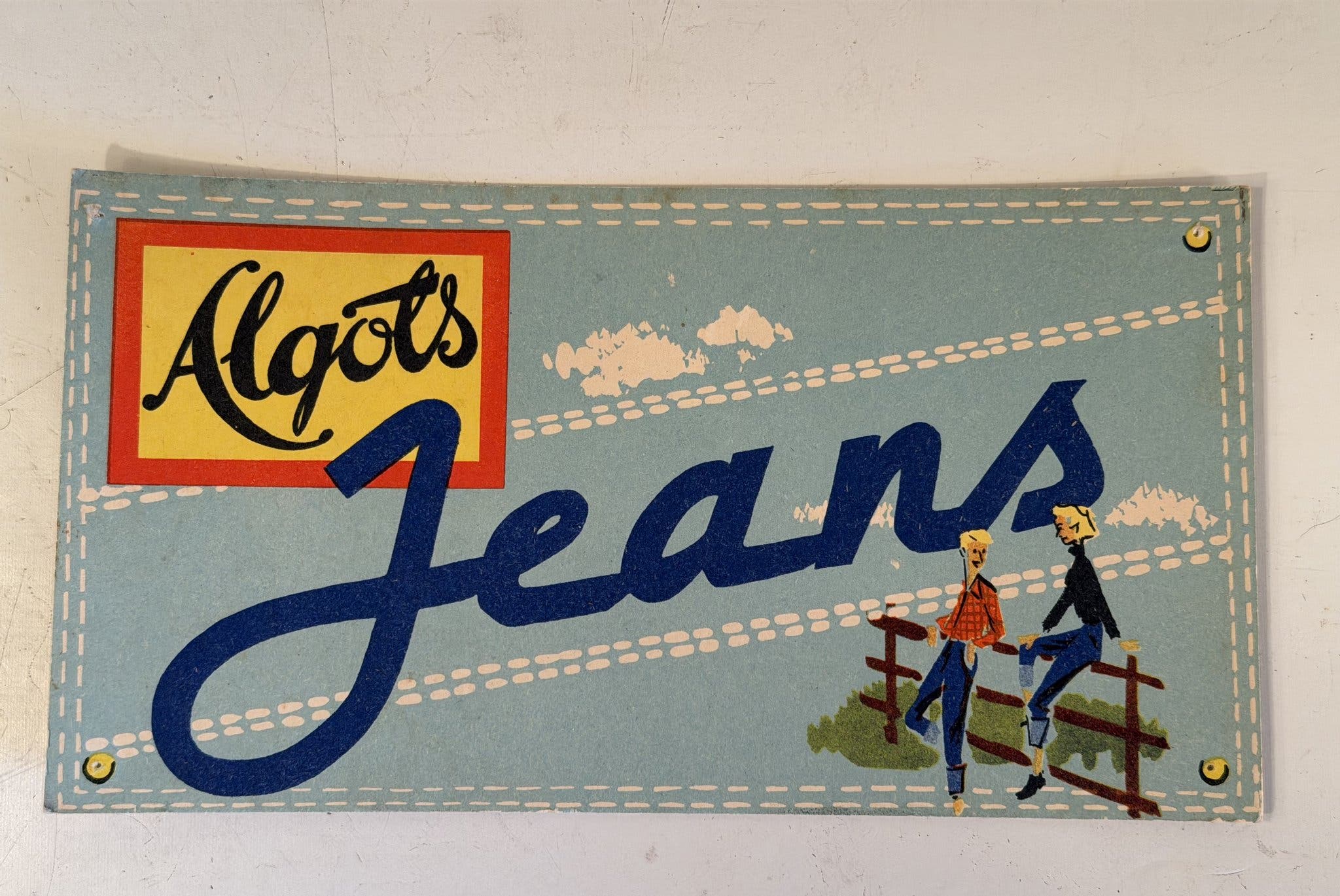 ÄLDRE SKYLT / REKLAMSKYLT I PAPP ALGOTS JEANS RETRO DESIGN VINTAGE LANTHANDEL