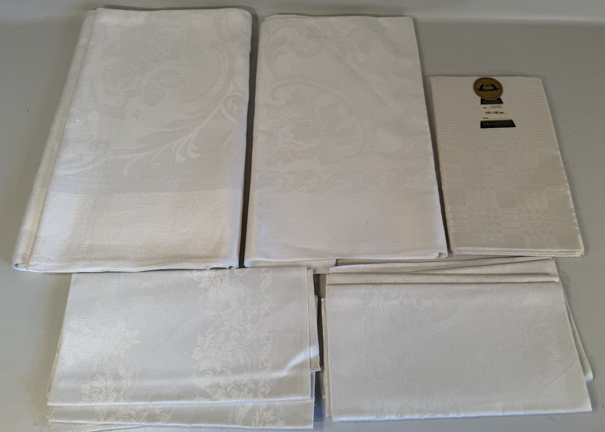 VINTAGE / ÄLDRE DUKAR / LINNE DUKAR 3 ST + BORDSSERVETTER 6 ST I LINNE SERVETTER