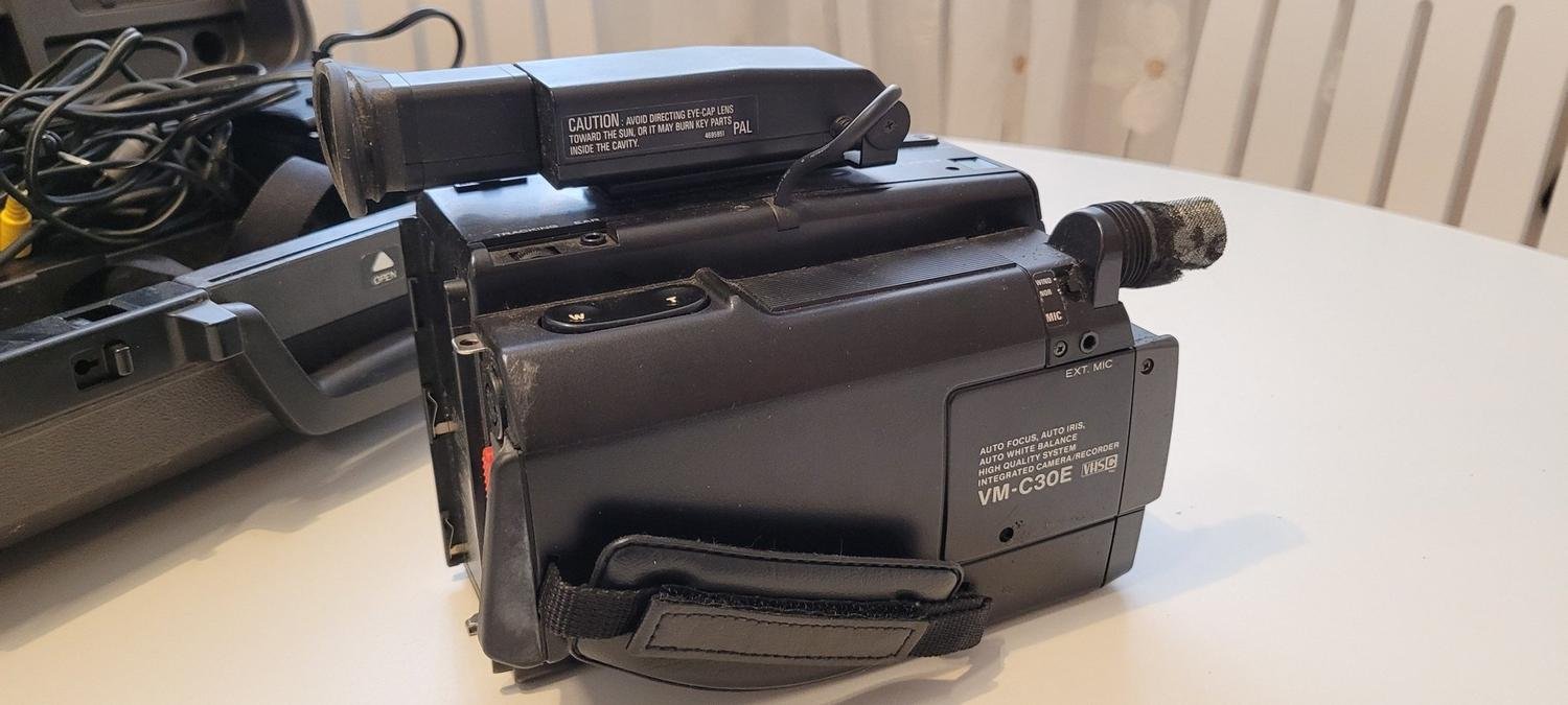 Se produkter som liknar HITACHI VHSkamera VMC30E i .. på Tradera