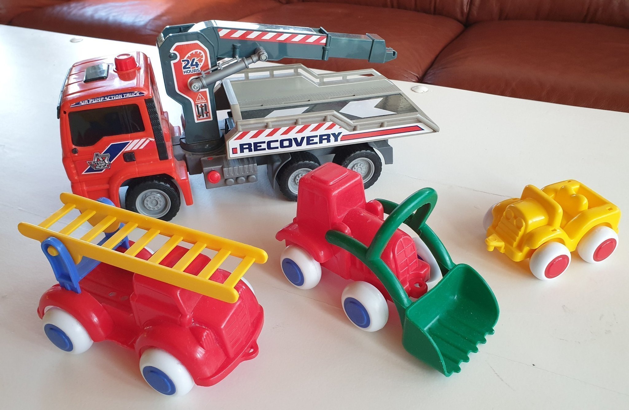 4 fordon i plast 1130 cm. Viking Toys bärgning.. Köp på Tradera