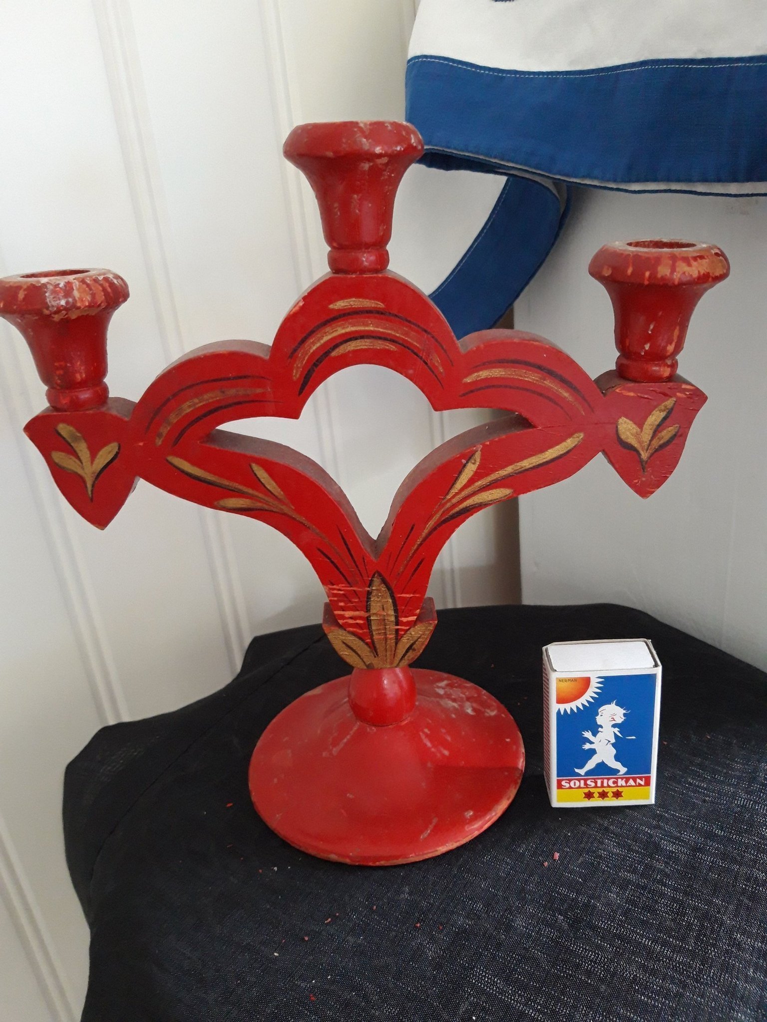 Gammal ljusstake. Röd, till jul. Köp på Tradera (613500595)