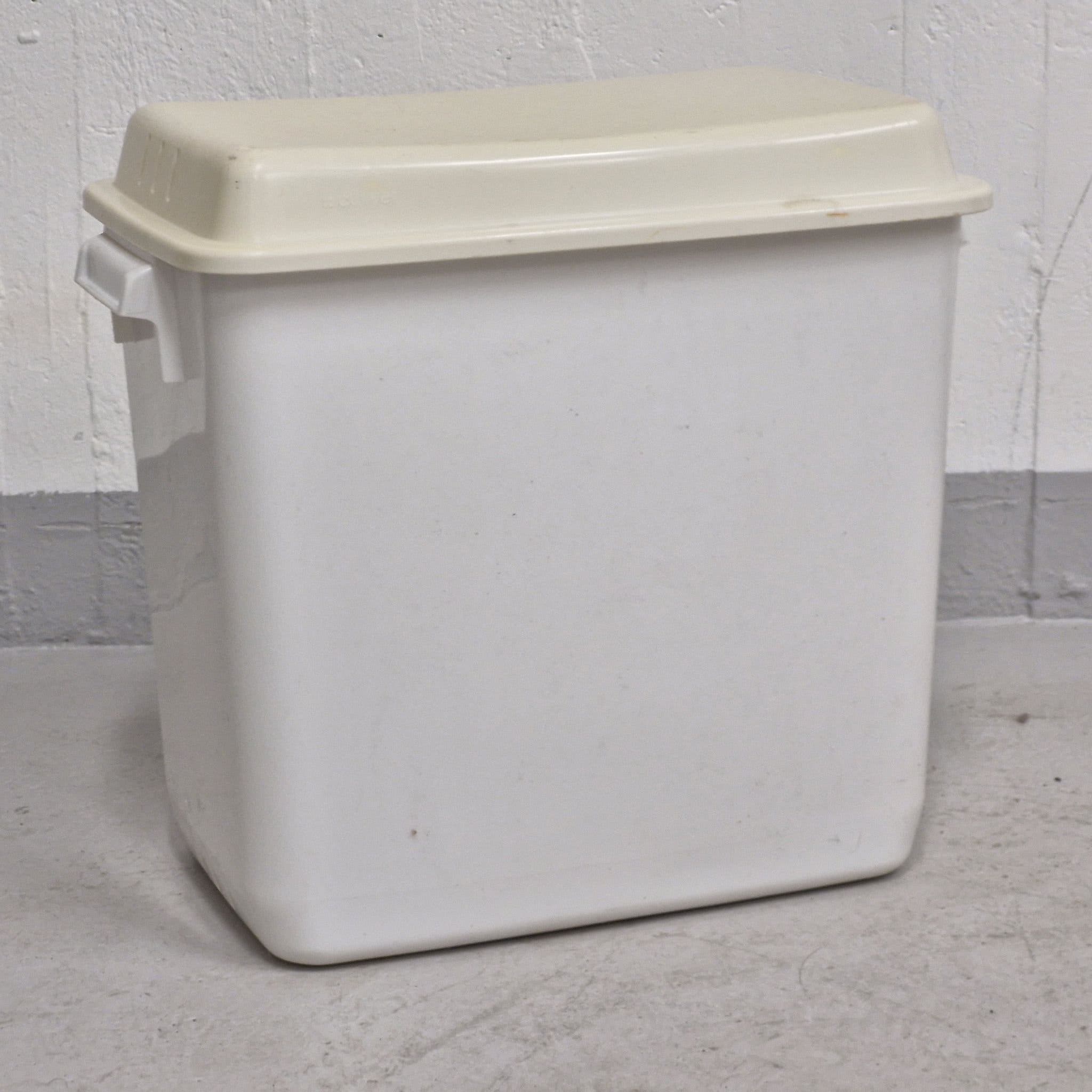 Låda i hårdplast med lock & h.. | Köp från Auktionsbyra på Tradera ...