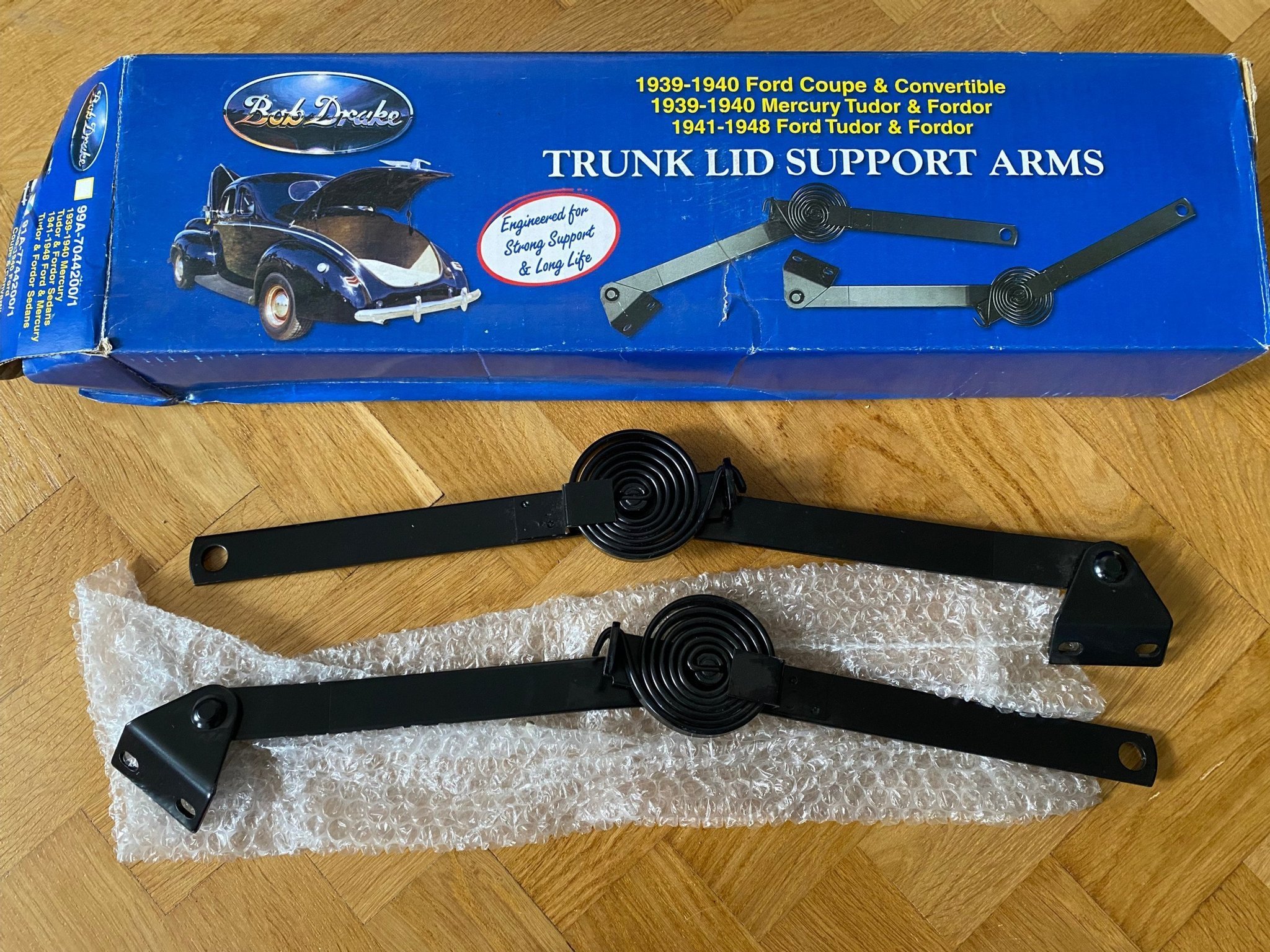 Se produkter som liknar New Trunk Lid support arms 19.. på Tradera