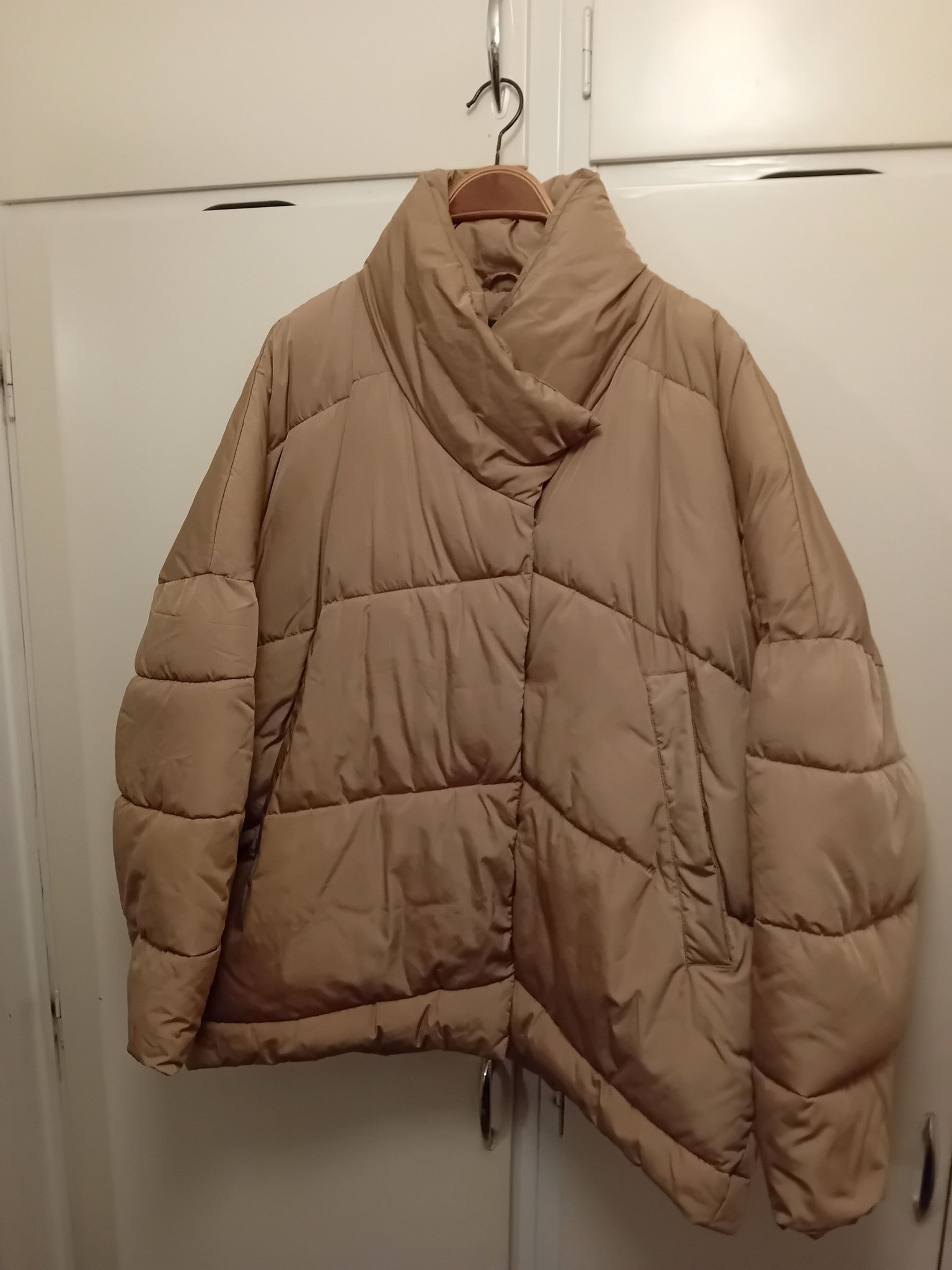 Bik Bok beige pufferjacka, storlek L