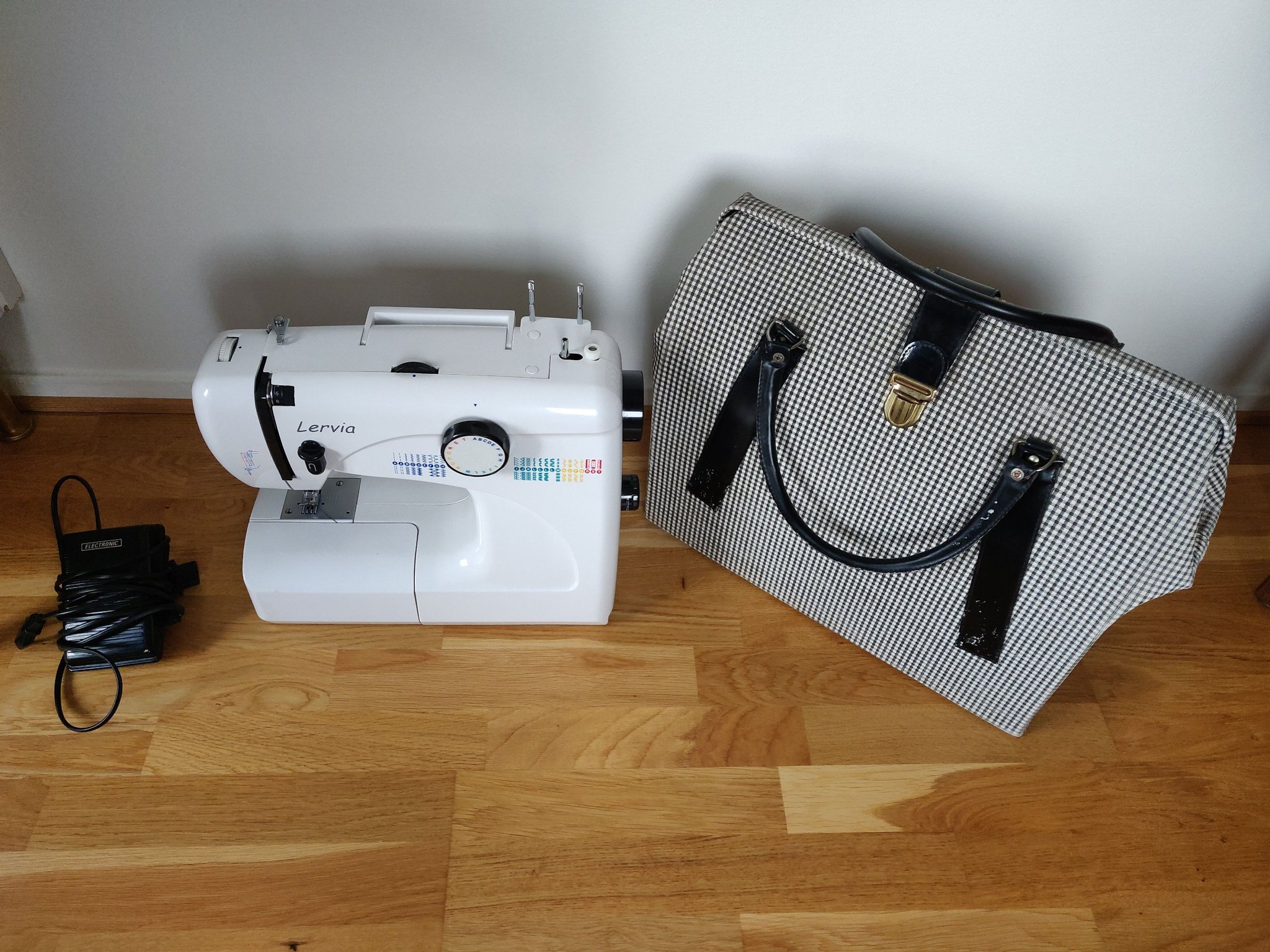 Se produkter som liknar Symaskin Lervia KH4000 Automa.. på Tradera