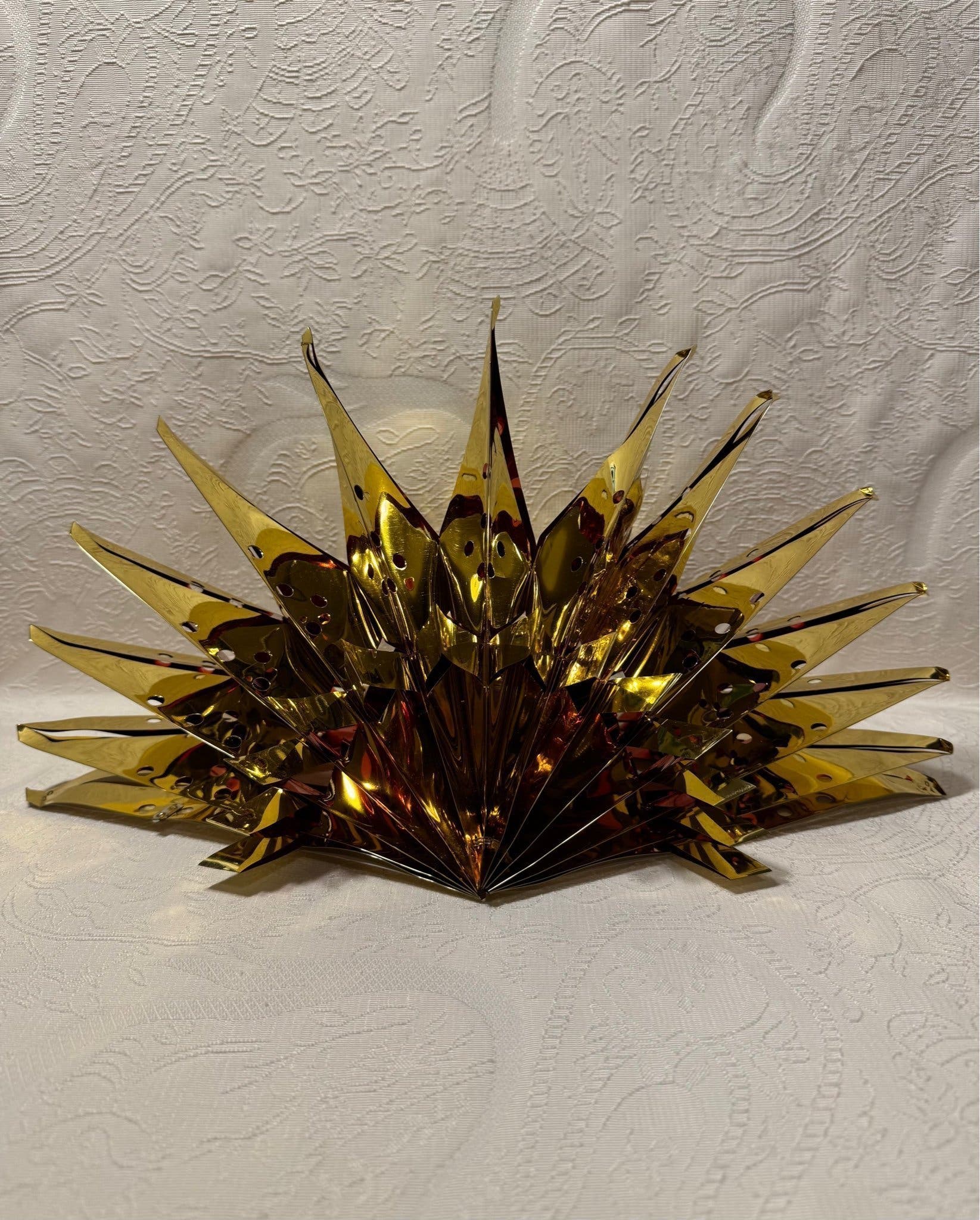 Estrella de adviento vintage dorada con interior rojo plegable