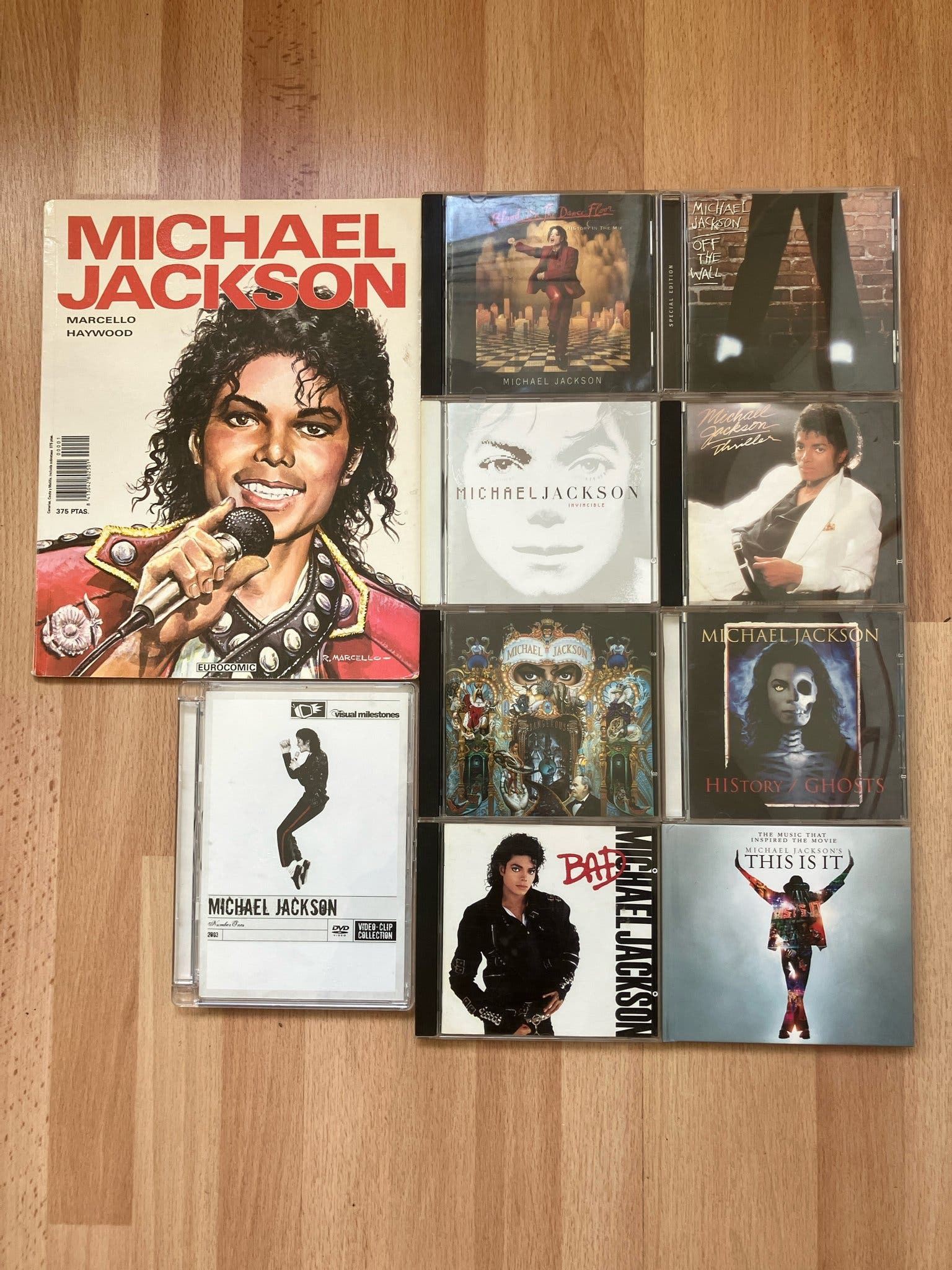 Colección de Michael Jackson con 8 CDs, 1 DVD y 1 cómic