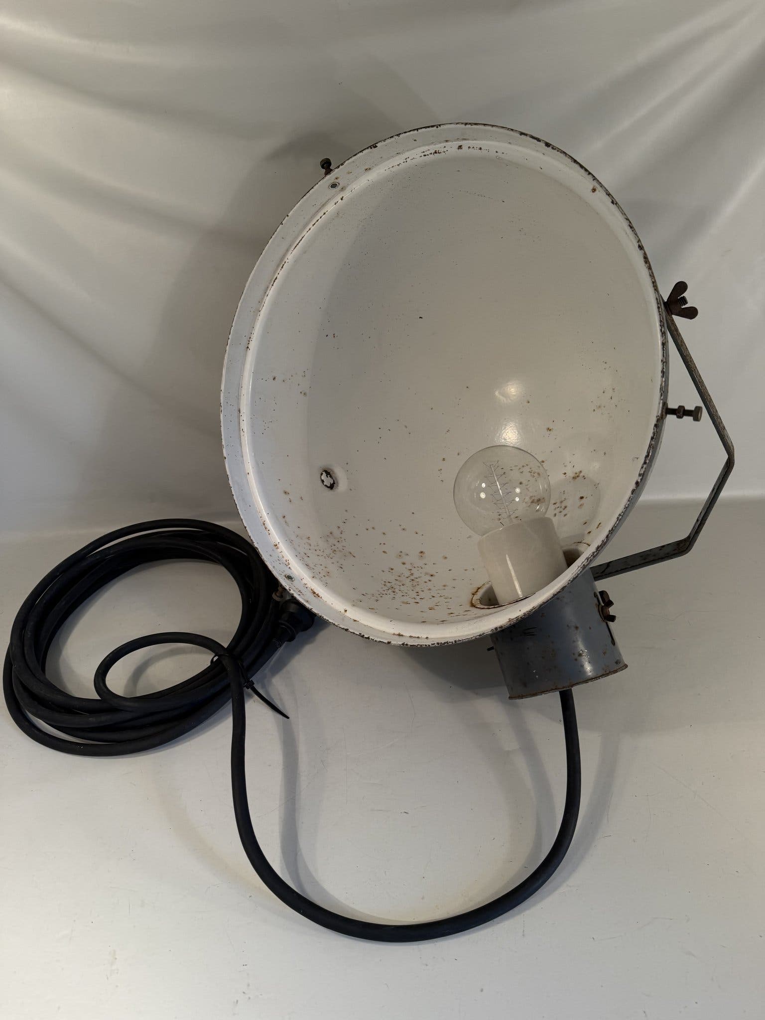 STOR ÄLDRE / VINTAGE LAMPA I METALL INDUSTRI DESIGN INDUSTRILAMPA STRÅLKASTARE