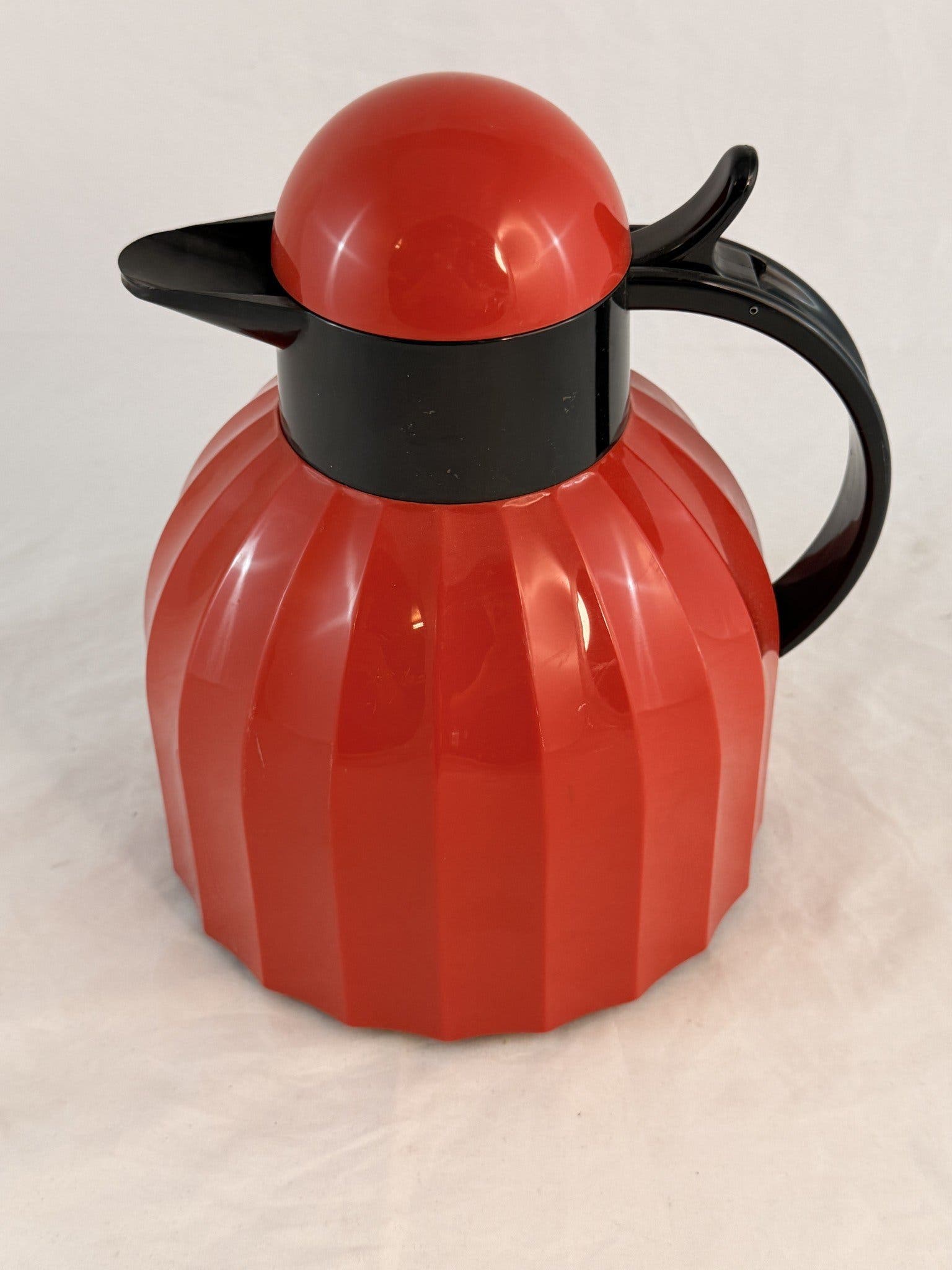 TERMOS / TERMOSKANNA I RÖD PLAST FIESTA MODERN / RETRO STIL DESIGN EMSA