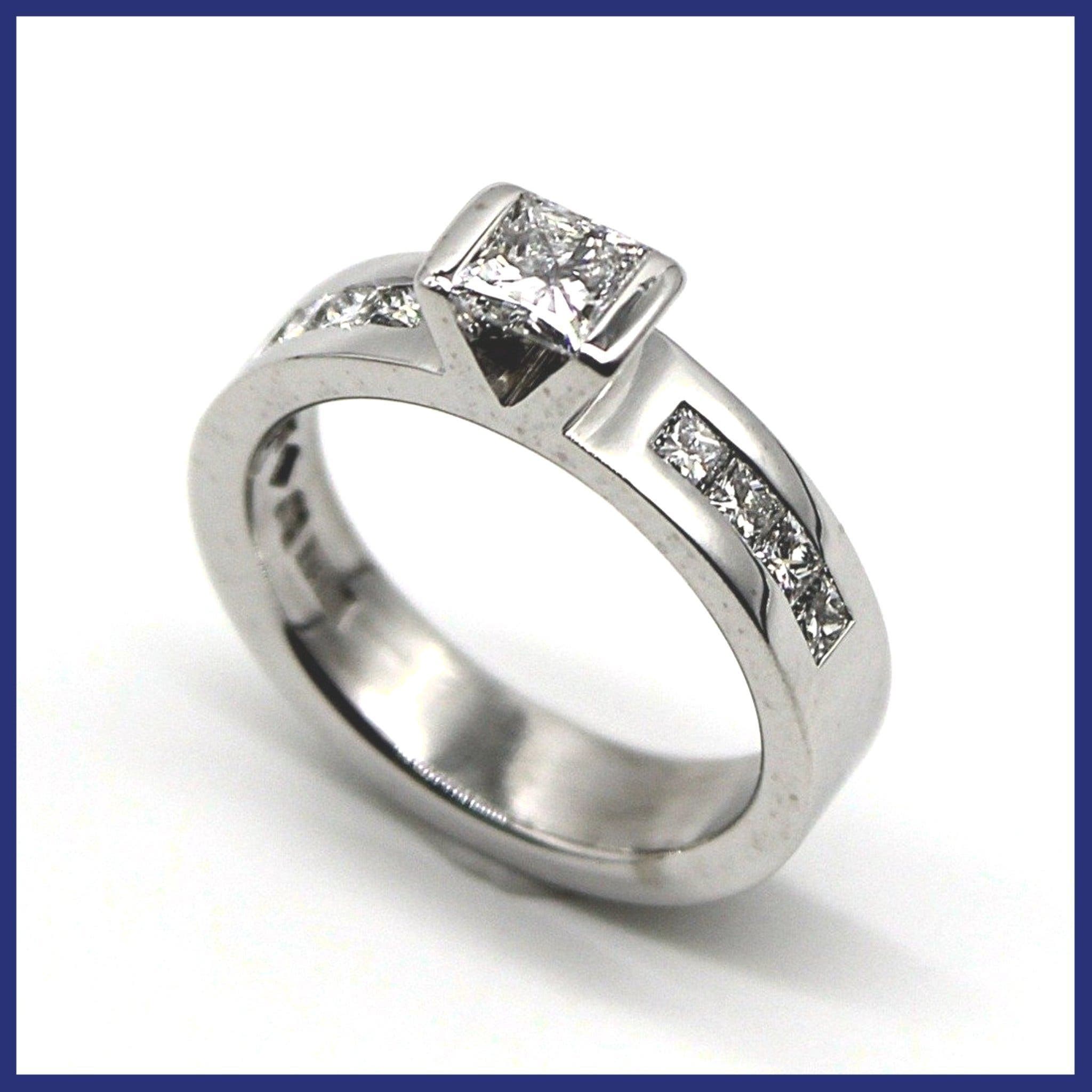 Ring, 18K vitguld, solitär/sidostenar, naturliga diamanter (0,83ctv, stl 16mm)