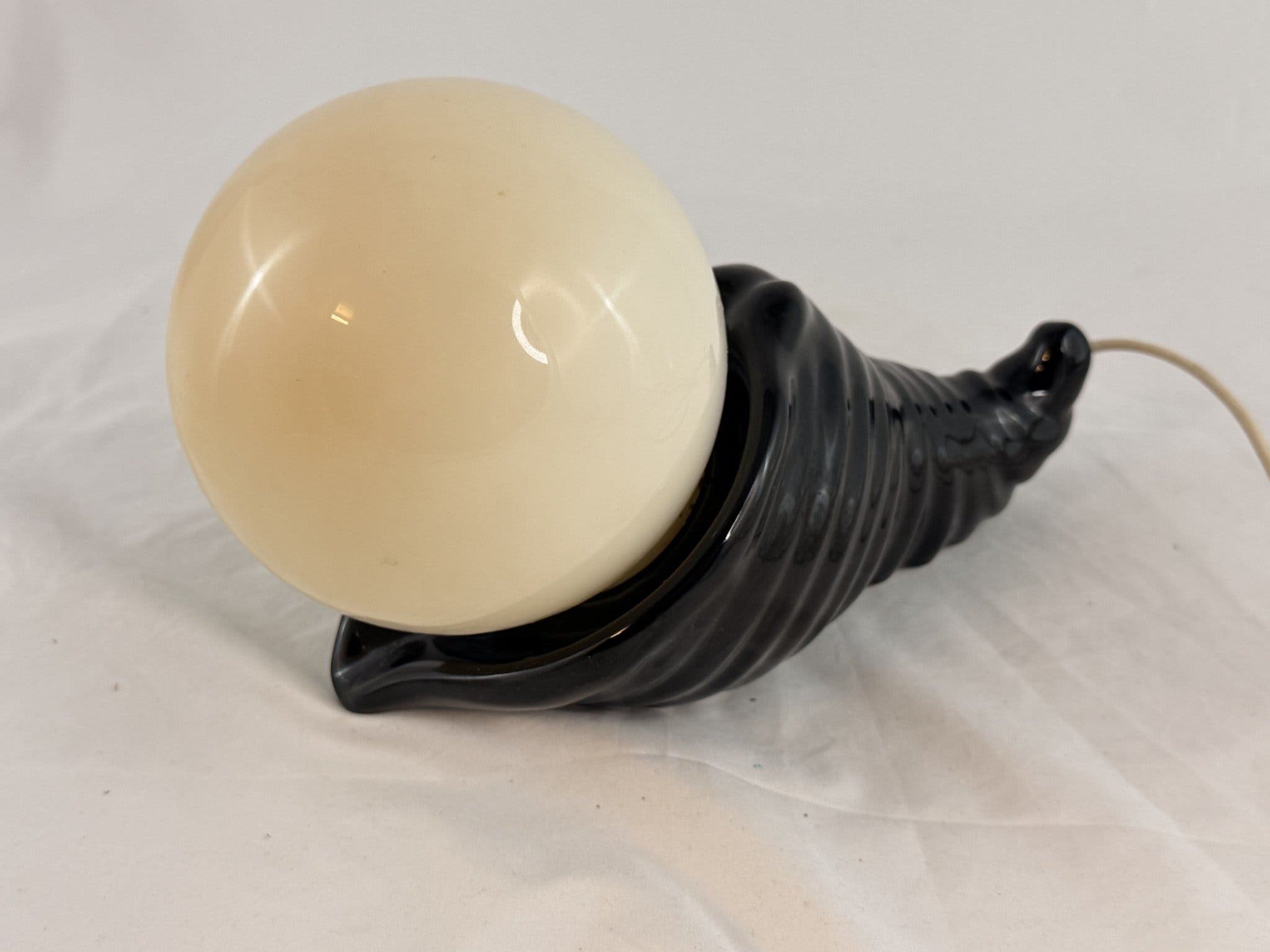 LAMPA / BORDSLAMPA I FORM AV SNÄCKSKAL MED EN PÄRLA KITSCH 1980-TAL KURIOSA