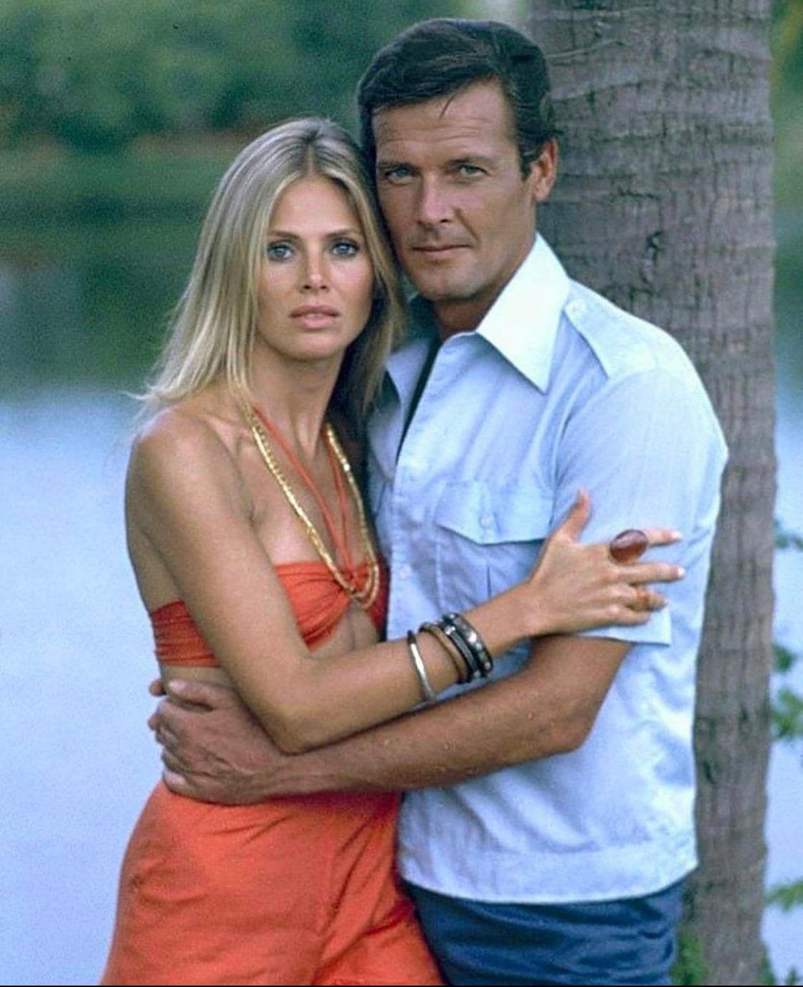 ROGER MOORE & BRITT EKLAND PHOTOGRAPH FOTO Köp på Tradera (557284873)