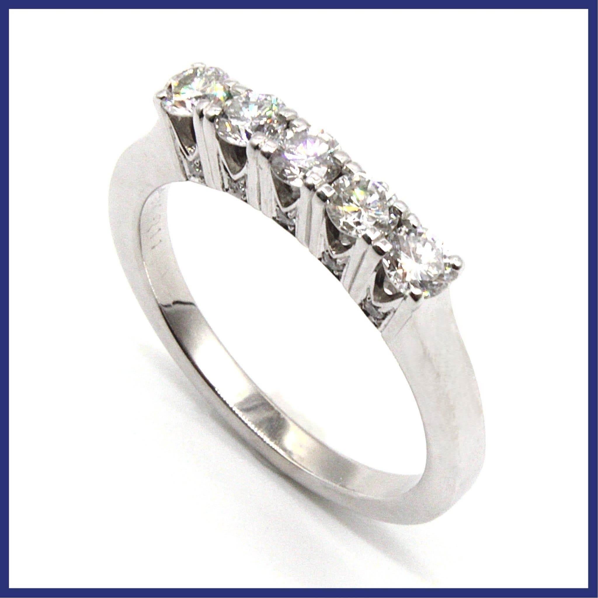 Ring, 18K vitguld, naturliga briljantslipade diamanter (0,60ctv, stl 16,3mm)
