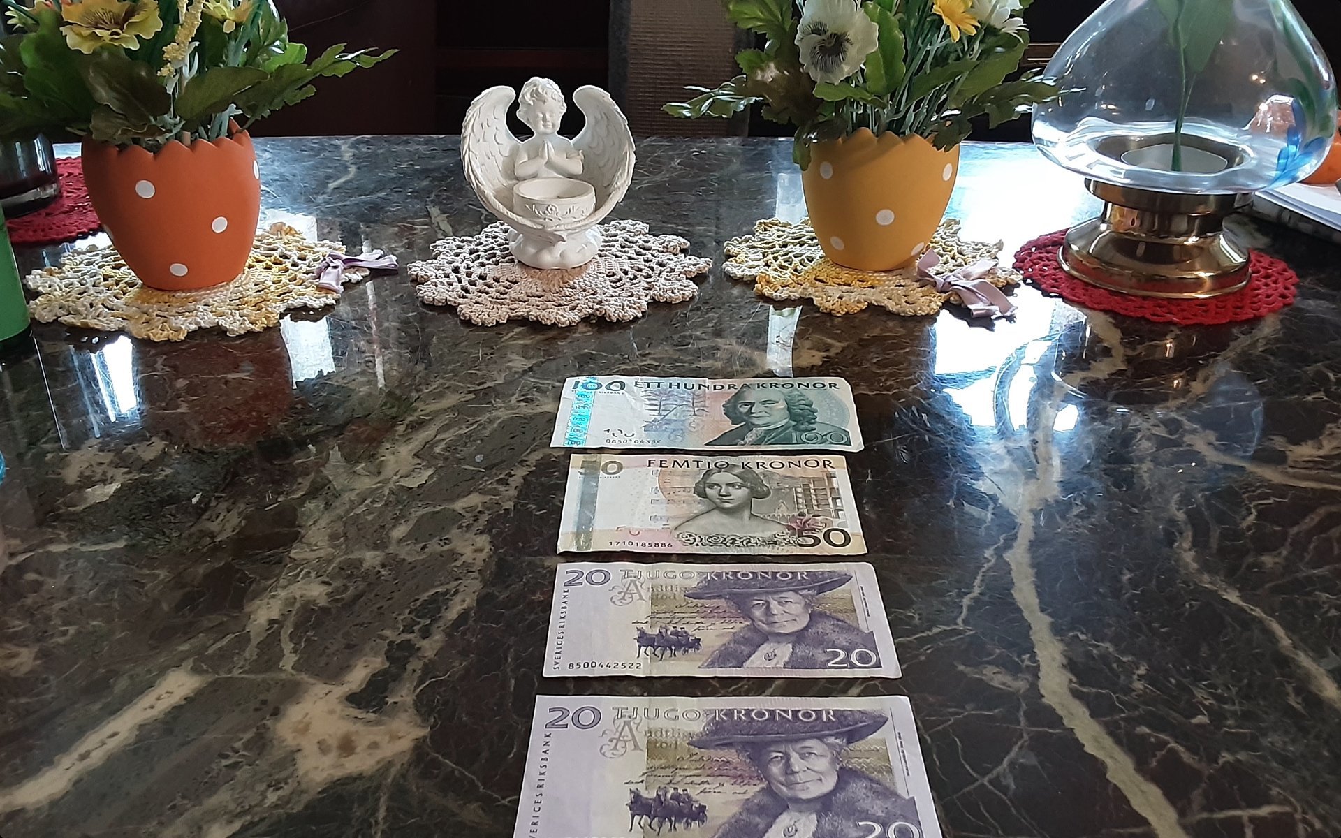 Se produkter som liknar 100 kronors sedel + 50 kronor.. på Tradera