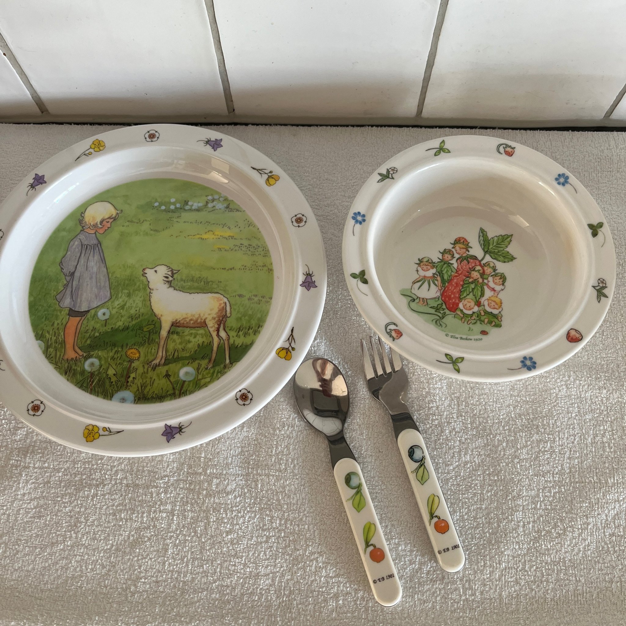 Elsa Beskow tallrik skål bestick Rätt Start Köp på Tradera (561646485)