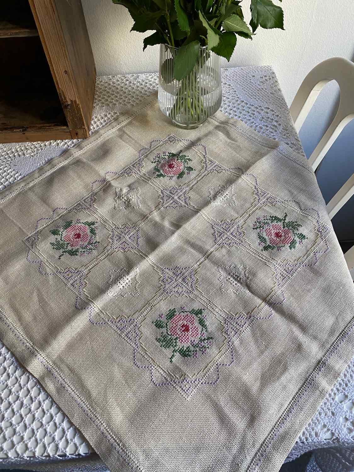 Mantel de lino retro con borde bordado de rosas