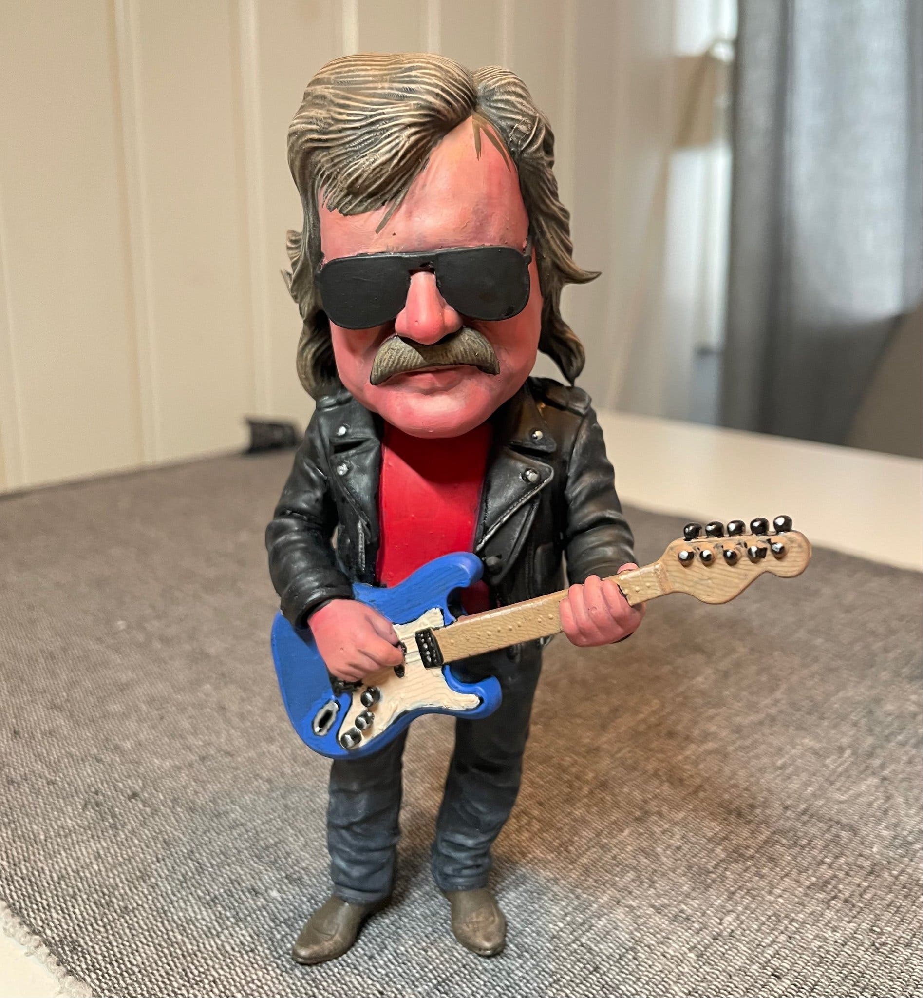 Figura coleccionable de Eddie Meduza disponible en subasta