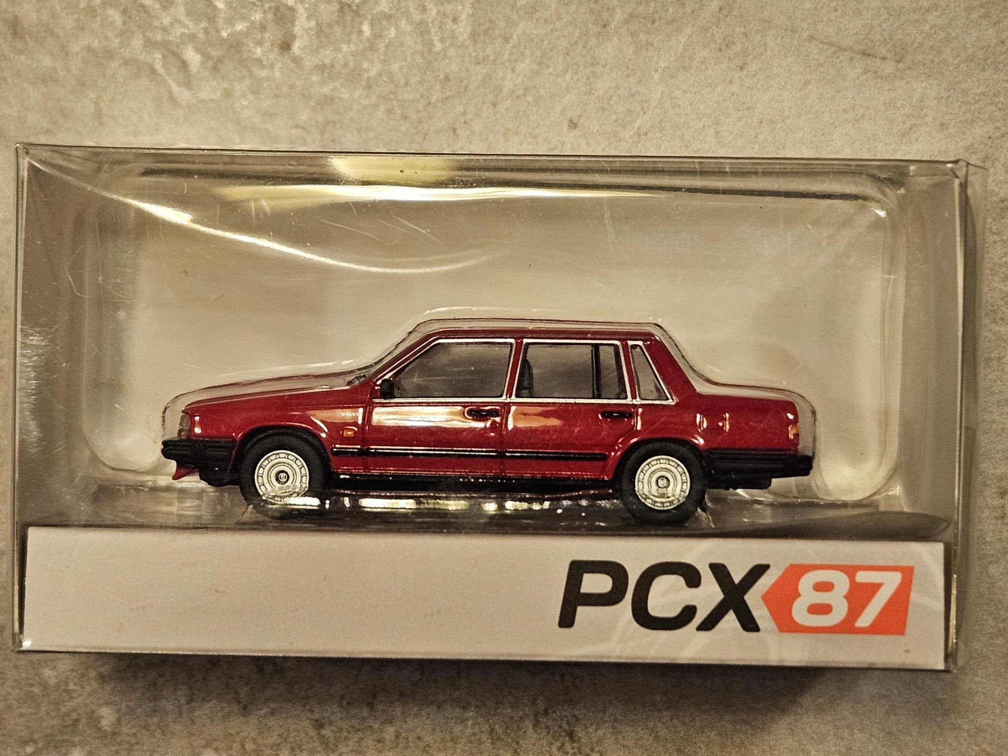 Se produkter som liknar Volvo 740 - Röd på Tradera (656153536)