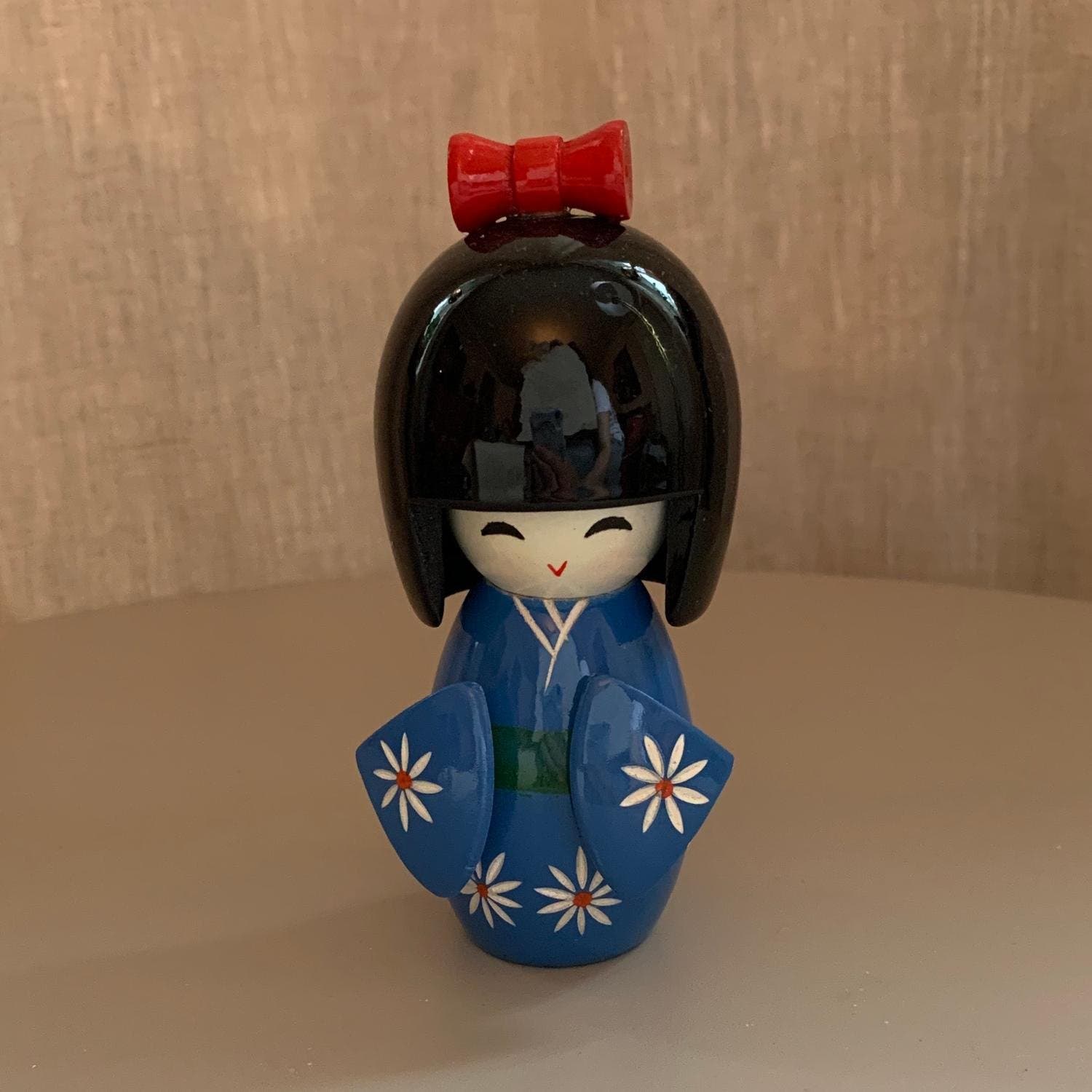 Japansk Kokeshi trädocka i form av flicka