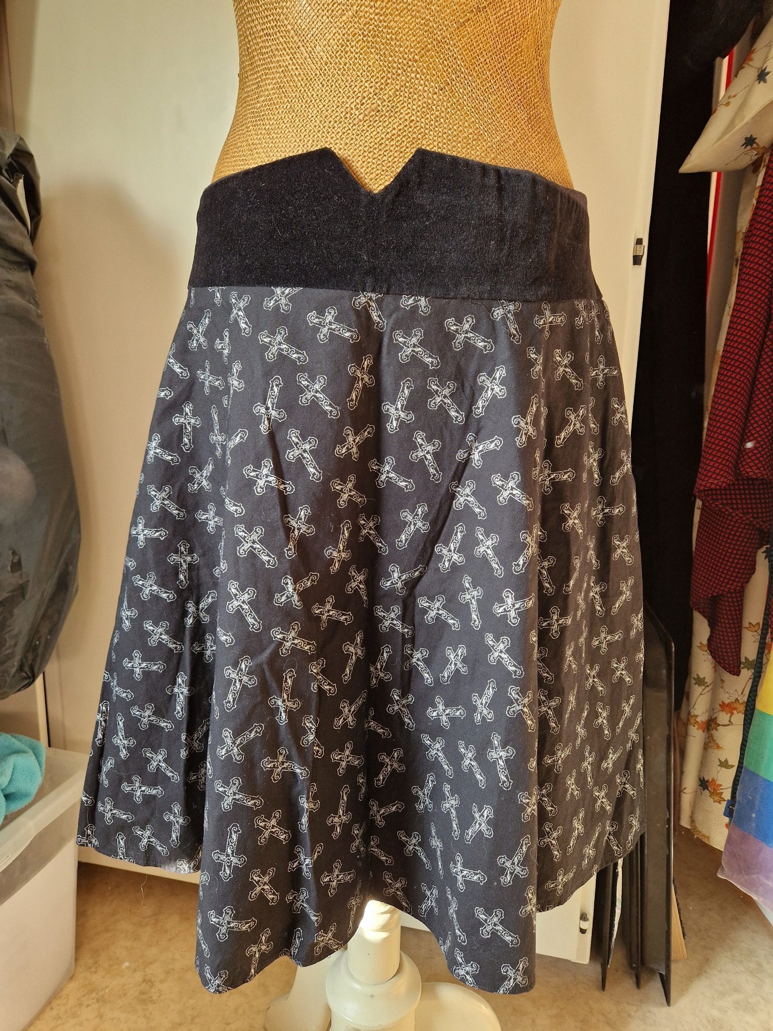 Svart hemsydd kjol gothic lolita