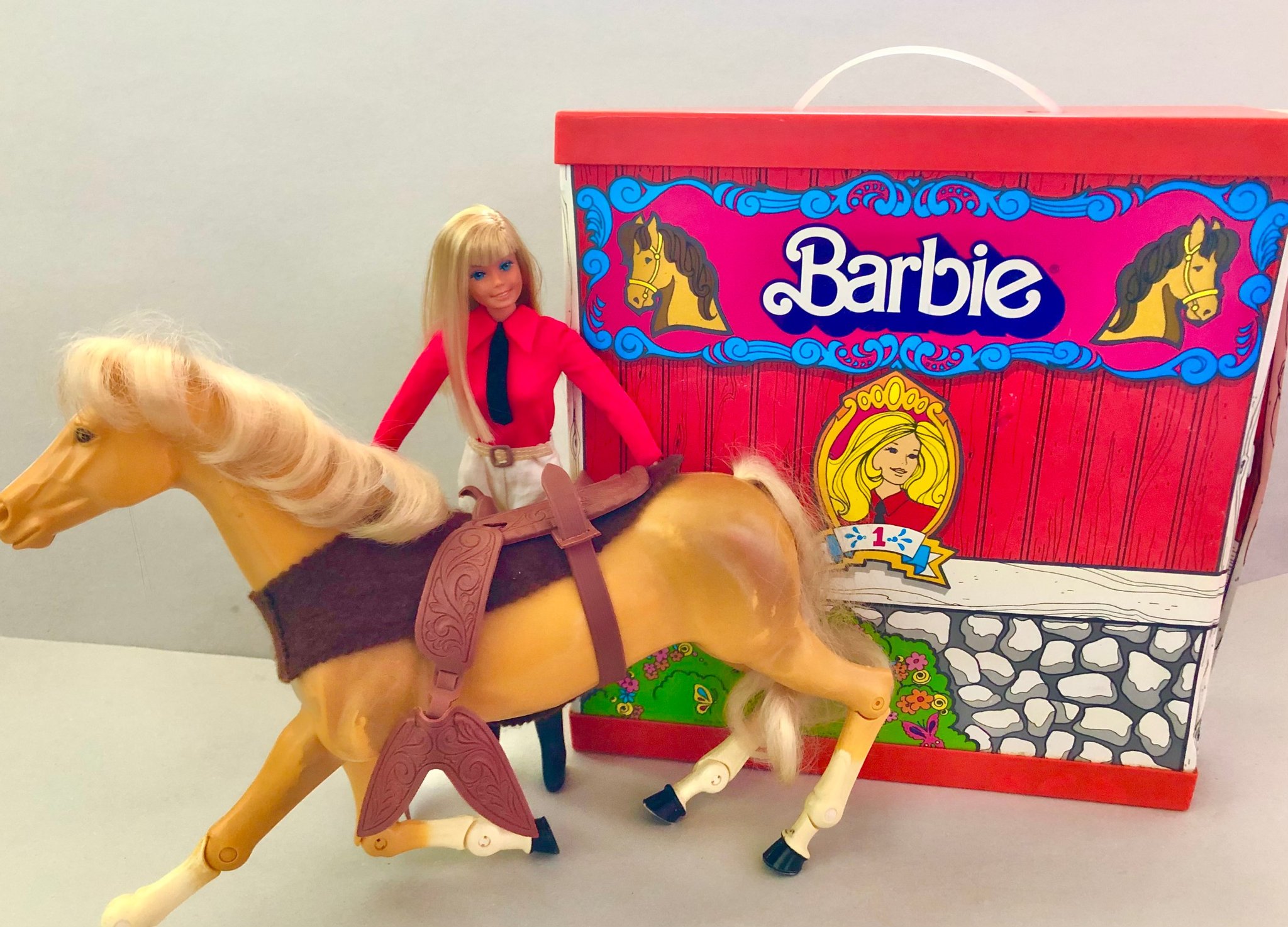Se produkter som liknar Equestrian Barbie docka, häst.. på Tradera