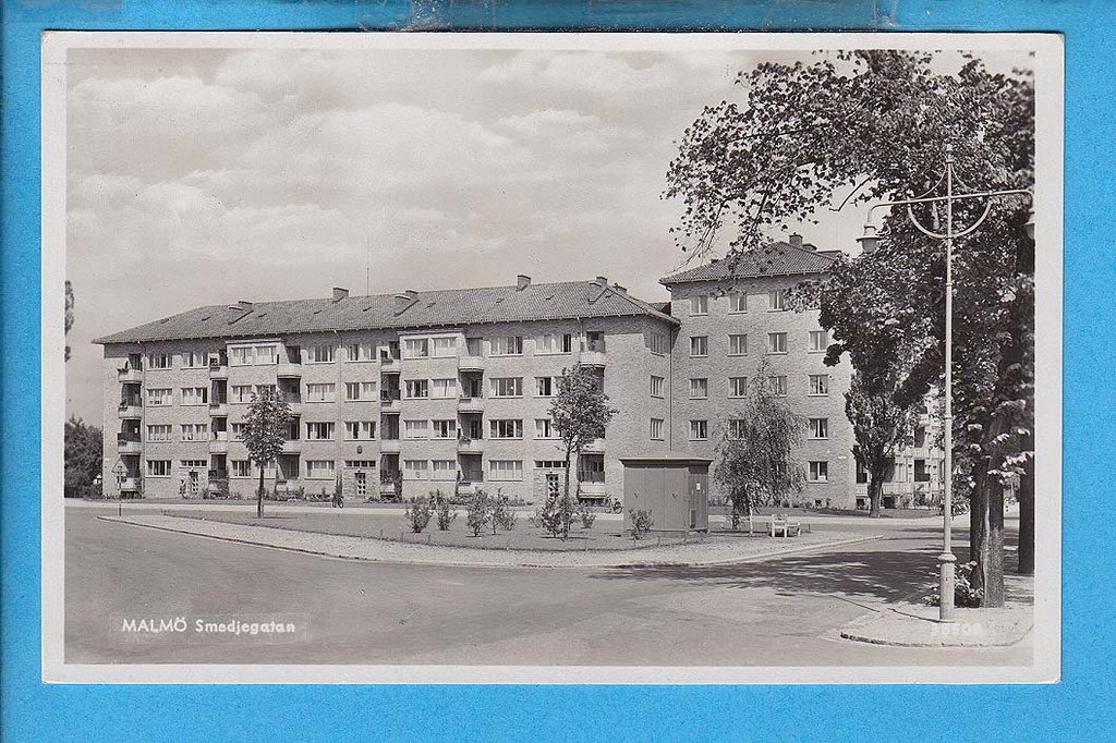 SMEDJEGATAN med liten park 1940-tal. .. (344222815) ᐈ novastamps på Tradera