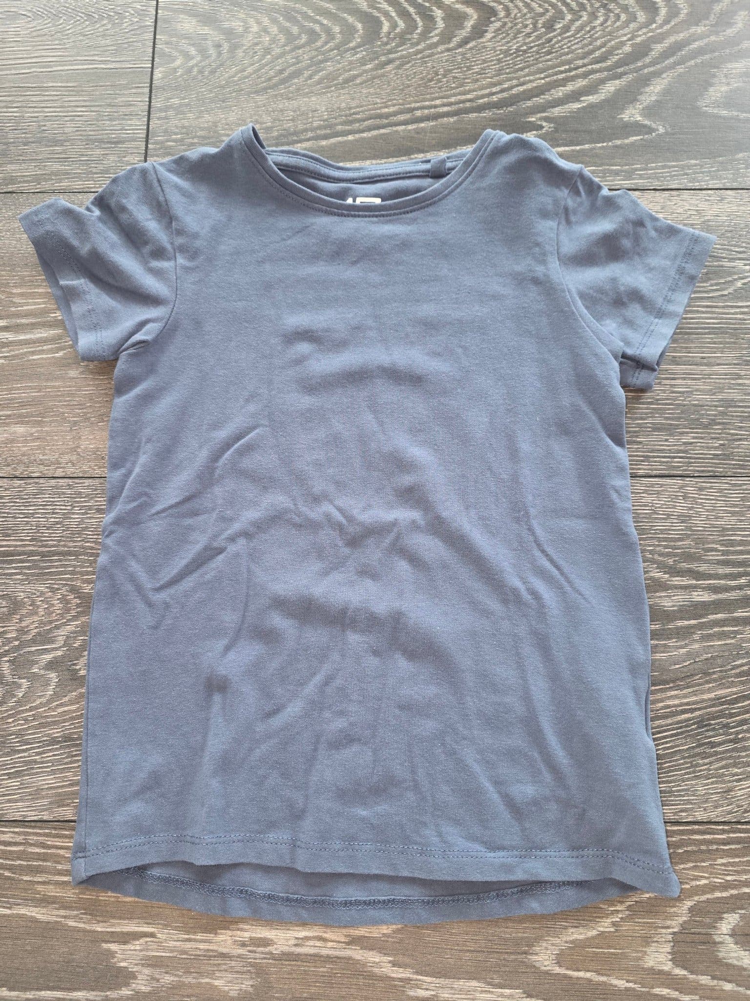 Mörkblå t-shirt med rund hals, storlek 120 från Lager157