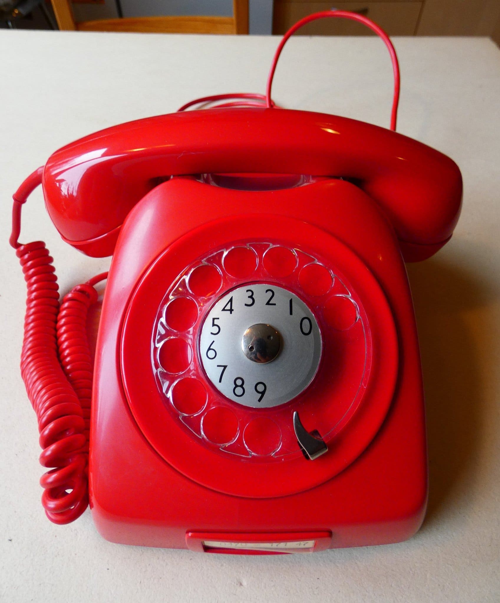 Vintage fungerande röd telefon med fingerskiva. (453191984) ᐈ Köp på ...
