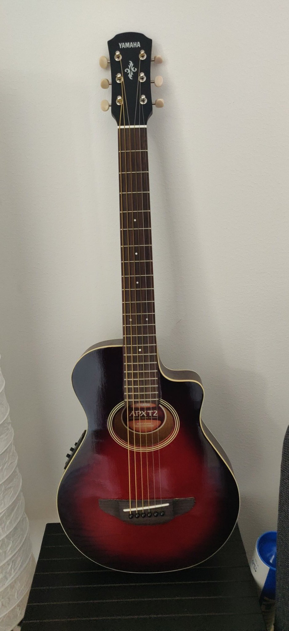 Semi acoustic travel guitar(Yamaha) (393216915) ᐈ Köp på Tradera