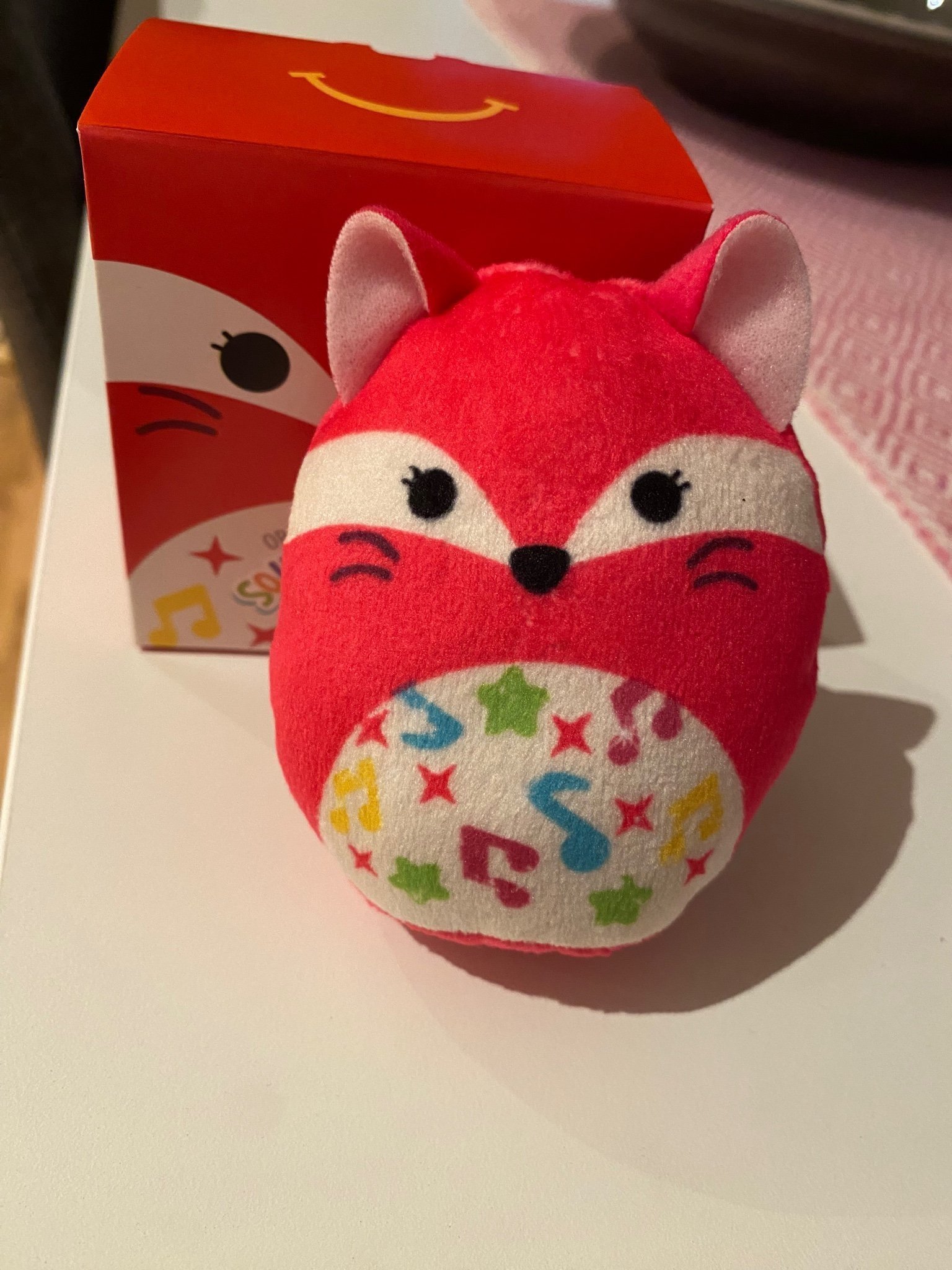 Se produkter som liknar Squishmallow ”Fifi” McDonalds på Tradera