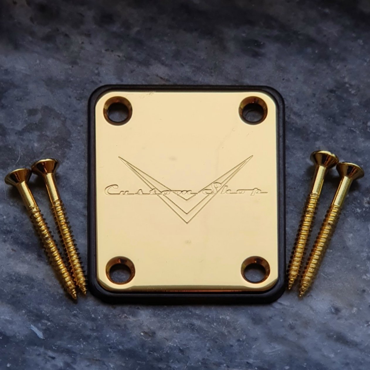Fender logo Custom Shop neck plate! Gold incl.. (407104362) ᐈ Köp på