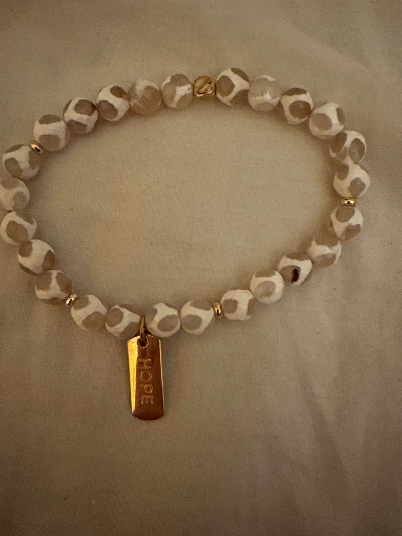 Beige o vit pärlarmband