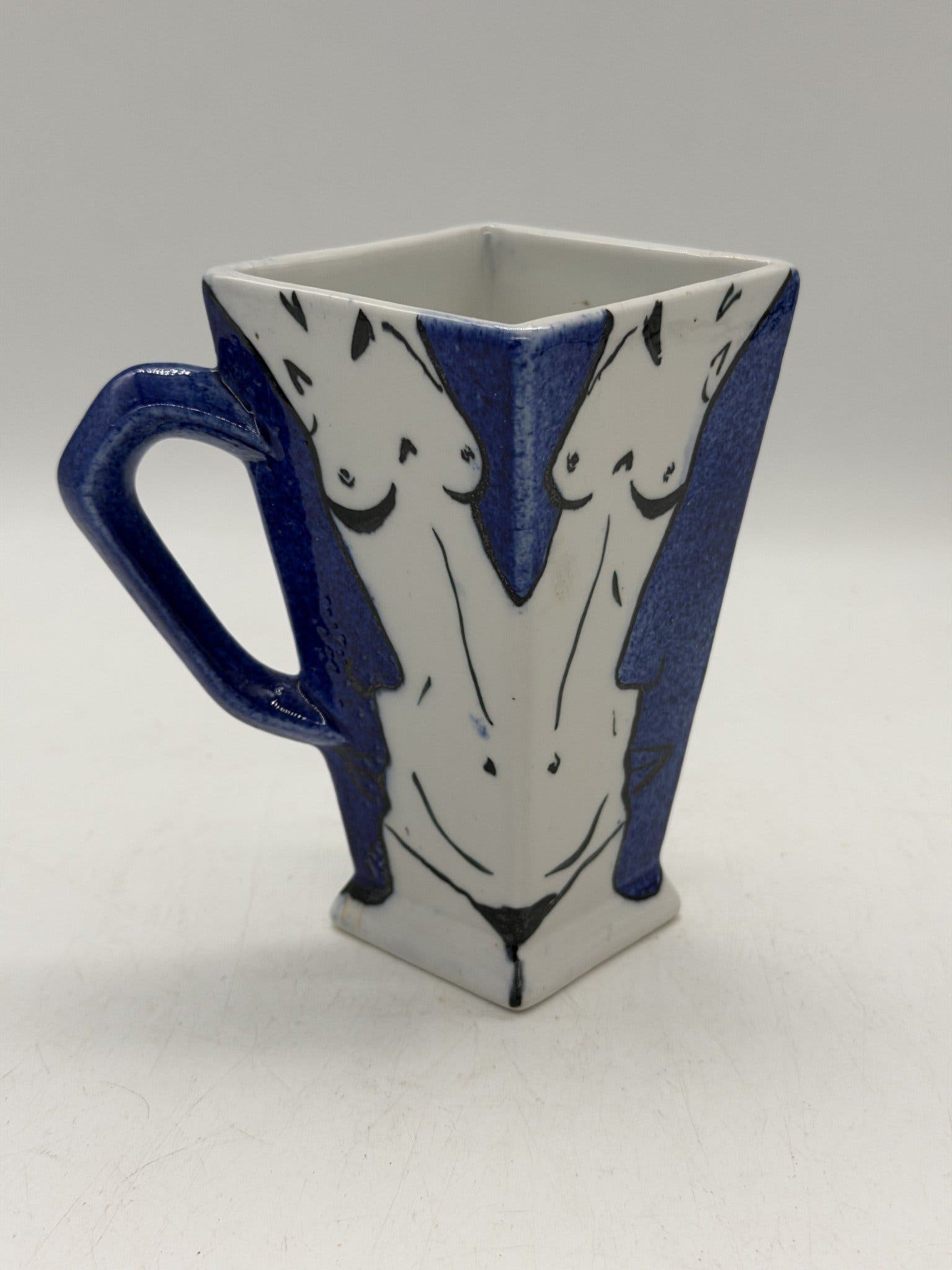MUGG / TEMUGG / KAFFEKOPP I KERAMIK FYRKANTIG MODERN DESIGN SIGNERAD