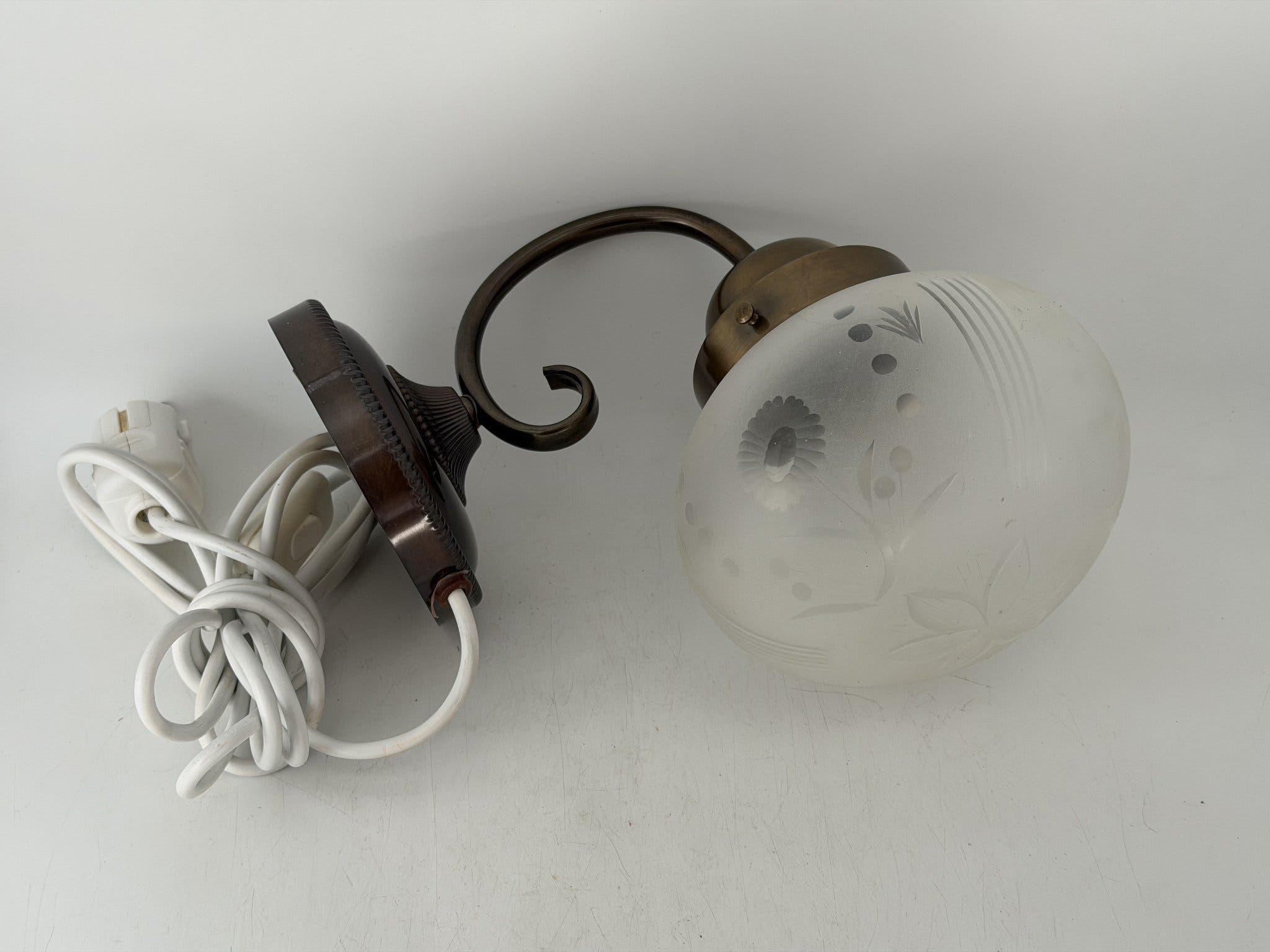 LAMPA / VÄGGLAMPA / SÄNGLAMPA KONSTHANTVERK TYRINGE I METALL &amp; GLASKUPA