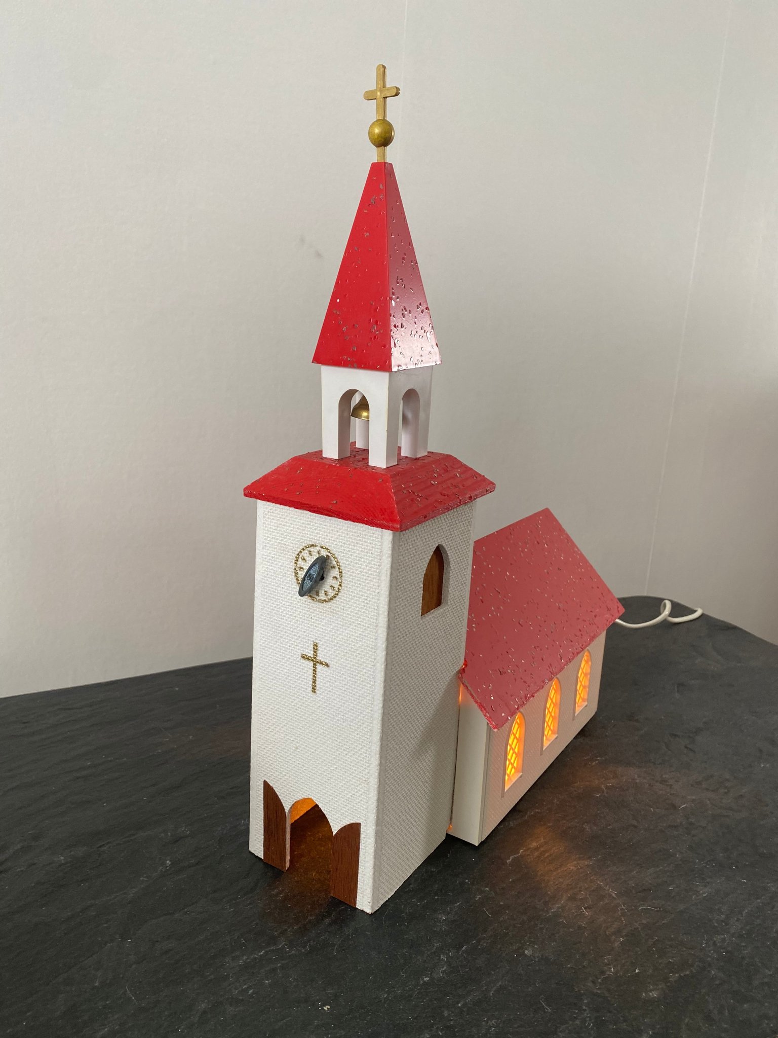 Se produkter som liknar Julkyrka med speldosa Stilla .. på Tradera
