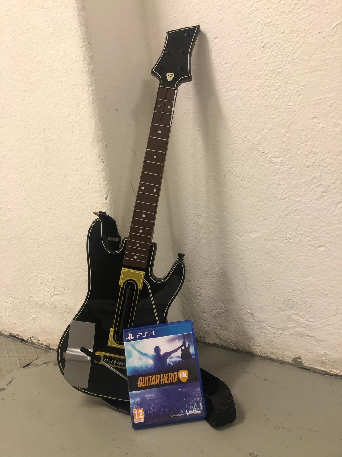 Guitar Hero Live med Gitarr (Sony Playstat.. (402403719) ᐈ Japon på Tradera