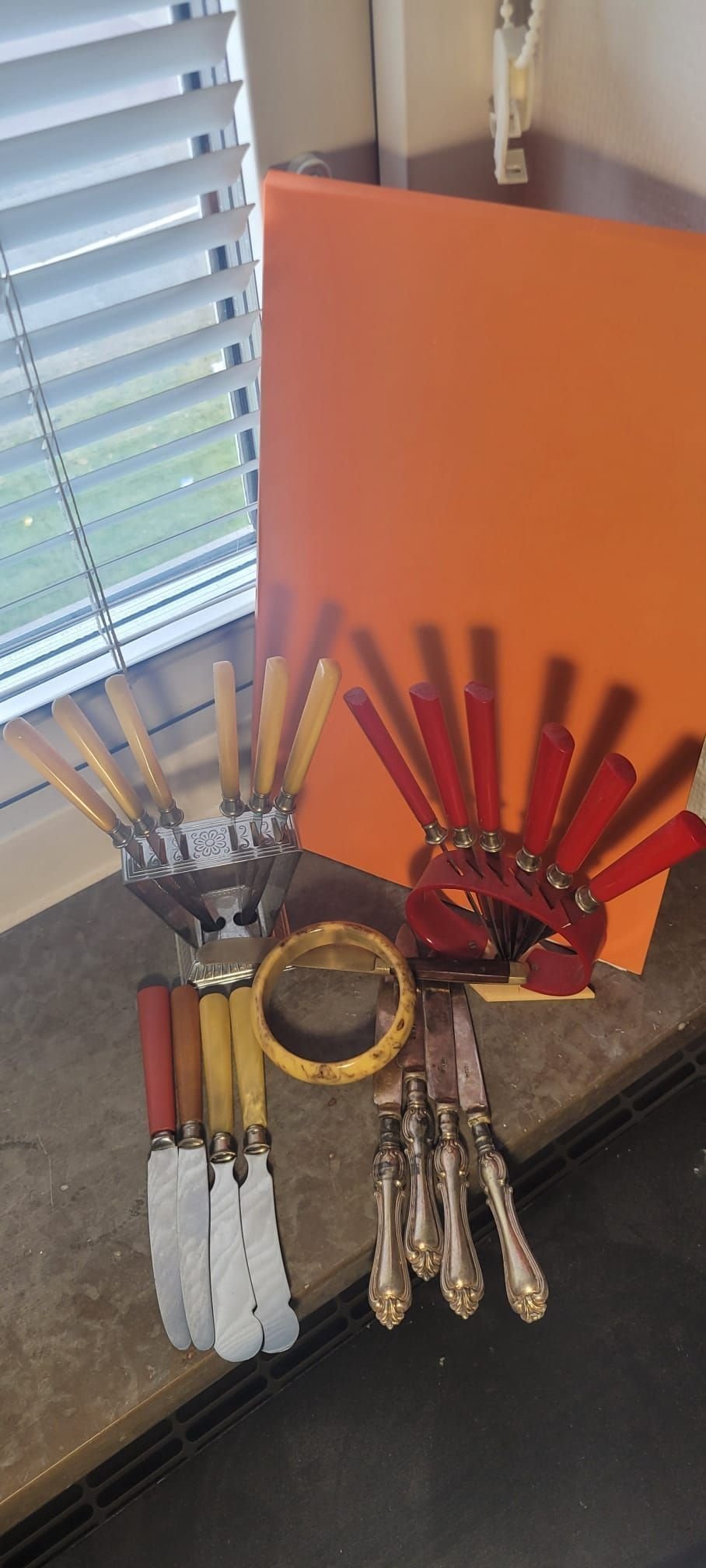 Bestickset med knivar och ställ