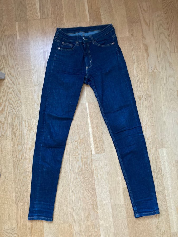 Se produkter som liknar Monki mörkblå jeans Mocki på Tradera