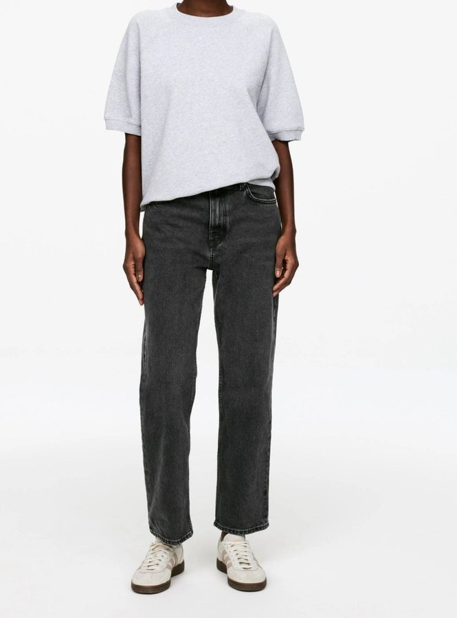 Se produkter som liknar Arket Straight Cropped Jeans på Tradera