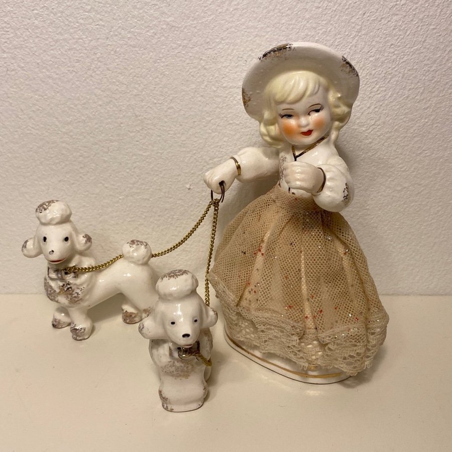 Se produkter som liknar Figurin Flicka med Pudel Hund.. på Tradera