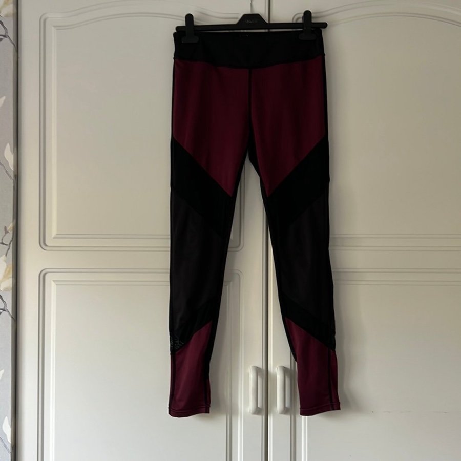 Fina Even Odd Active svarta och vinroda tights storlek S