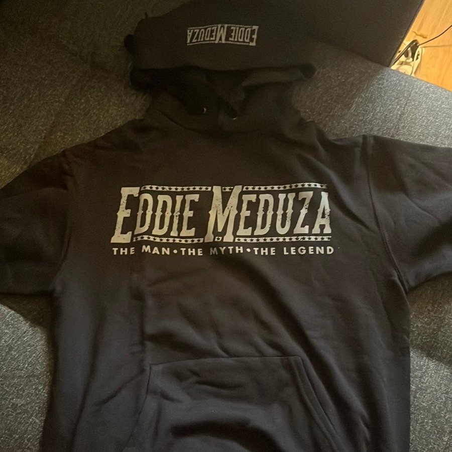 Se produkter som liknar S Eddie Meduza Svart hoodie på Tradera