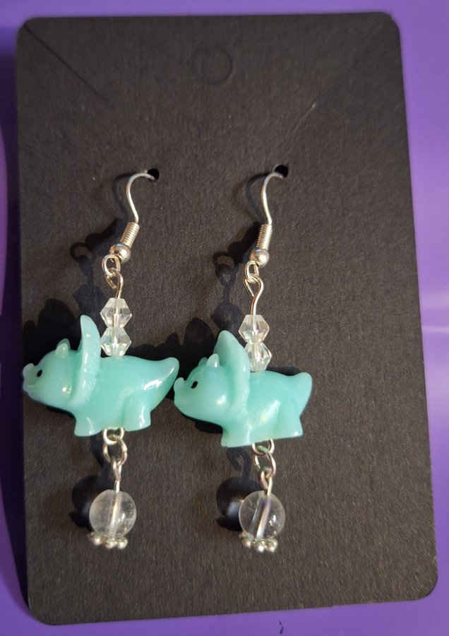 Örhängen Triceratops dinosaurie Köp på Tradera (697804200)