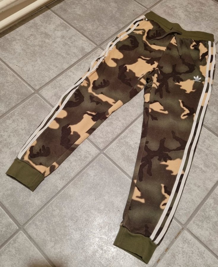Adidas camouflage byxor hotsell