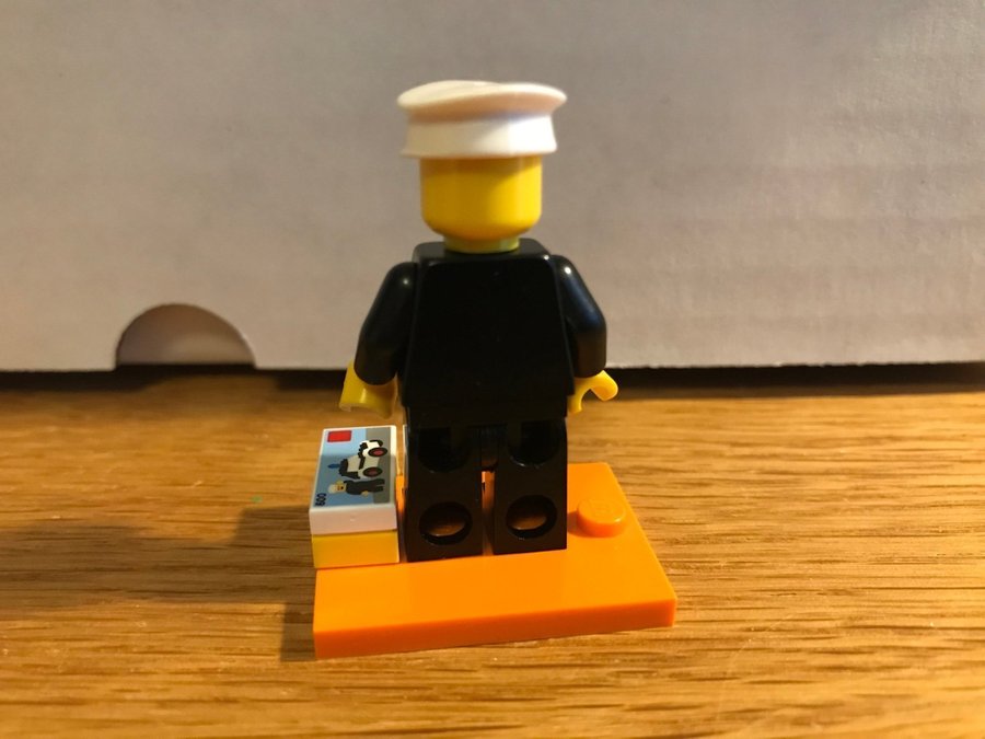 Se produkter som liknar LEGO Cmf Minifigur Classic på Tradera