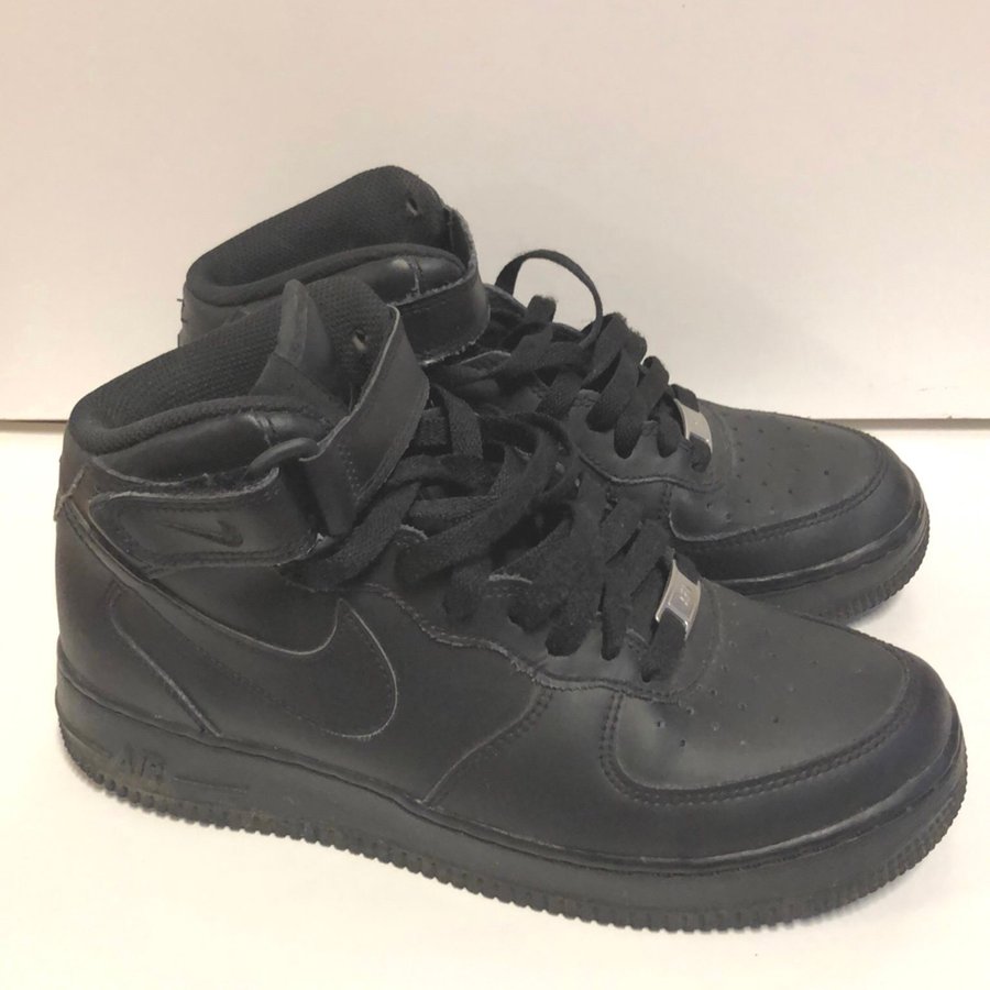 Nike Air Force 1 svarta strl 38 5 5 5