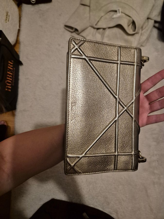 Se produkter som liknar Dior Diorama champagne guld på Tradera